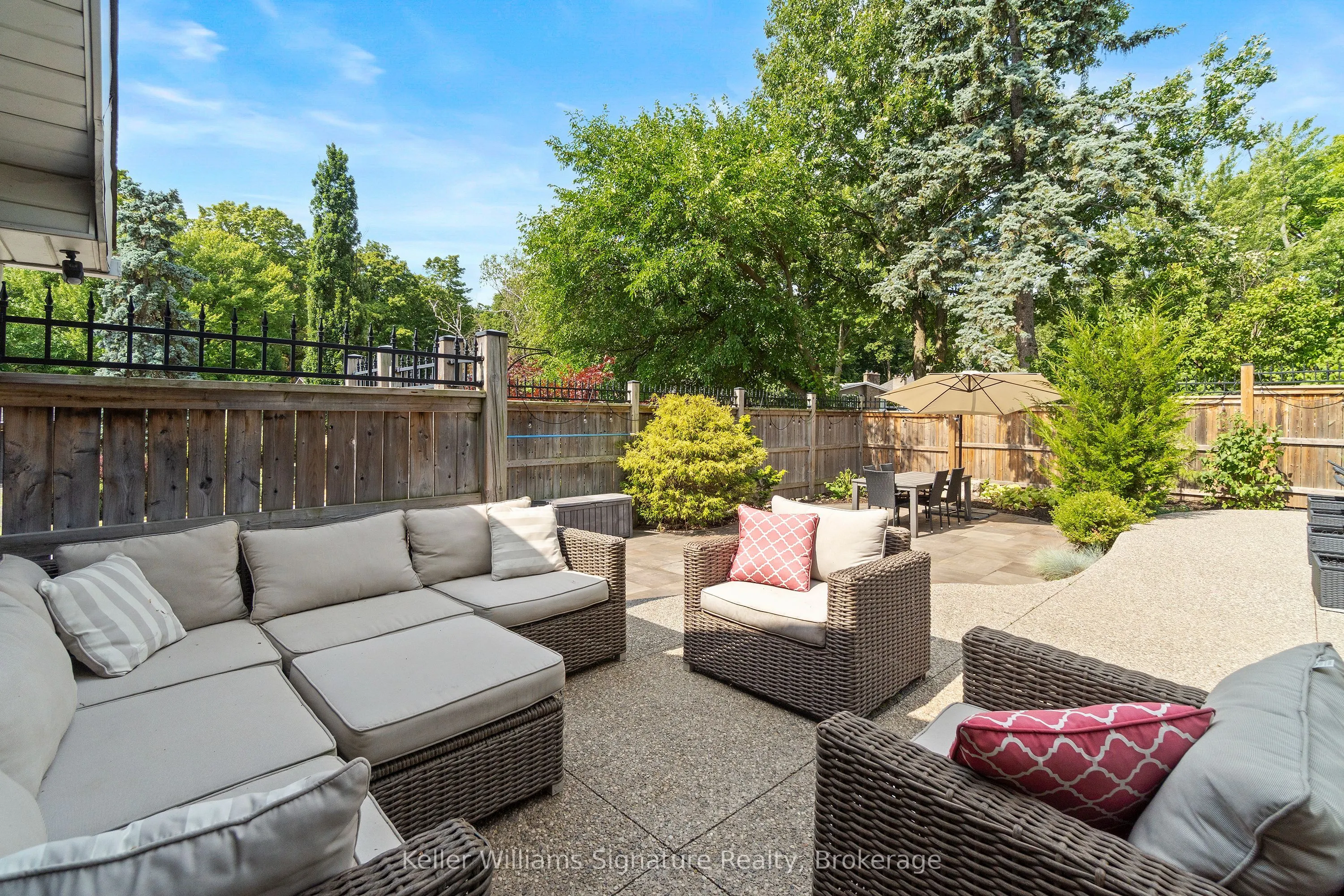 1225 Elgin Crescent