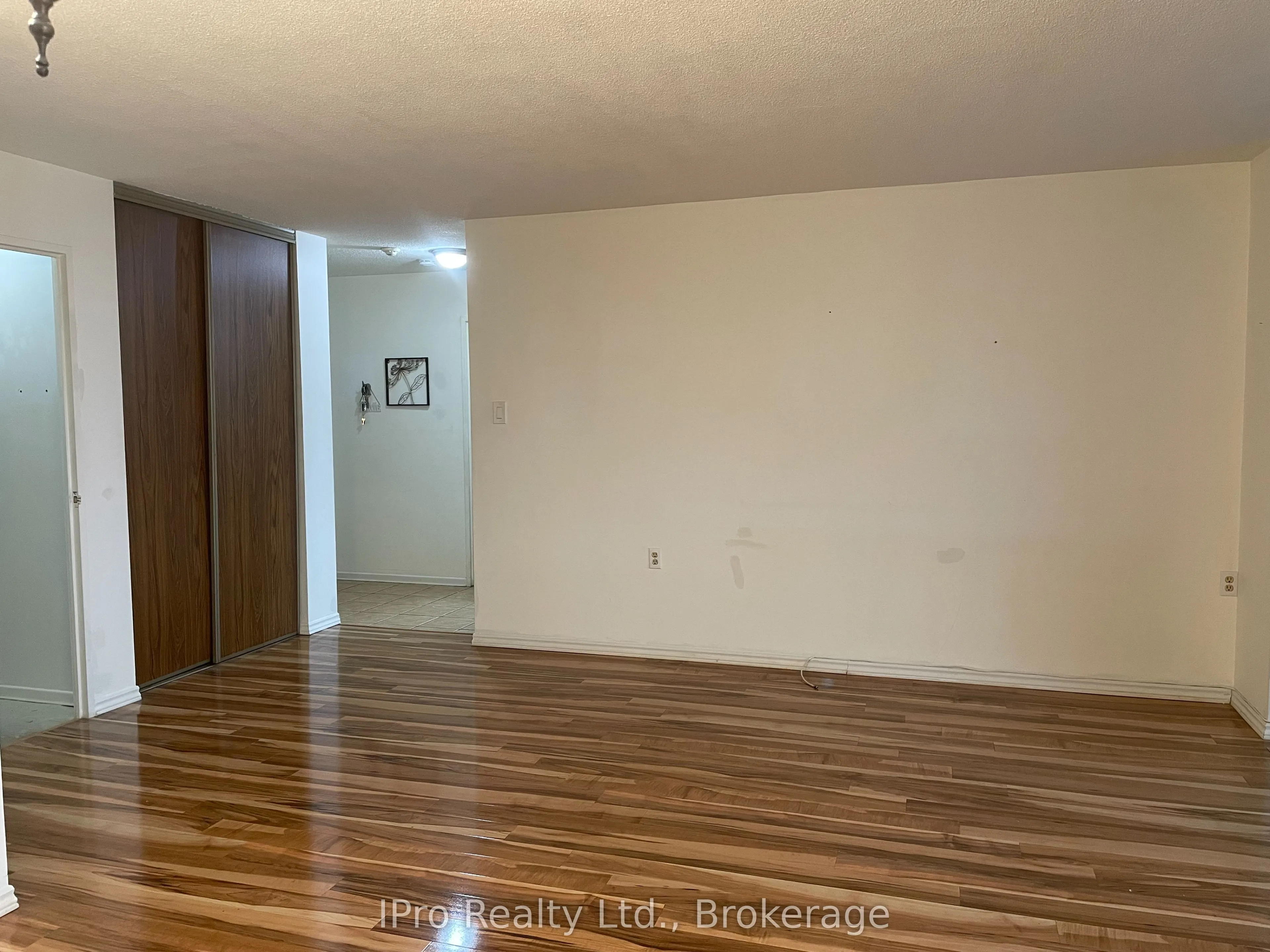 18 Knightsbridge Road, #406