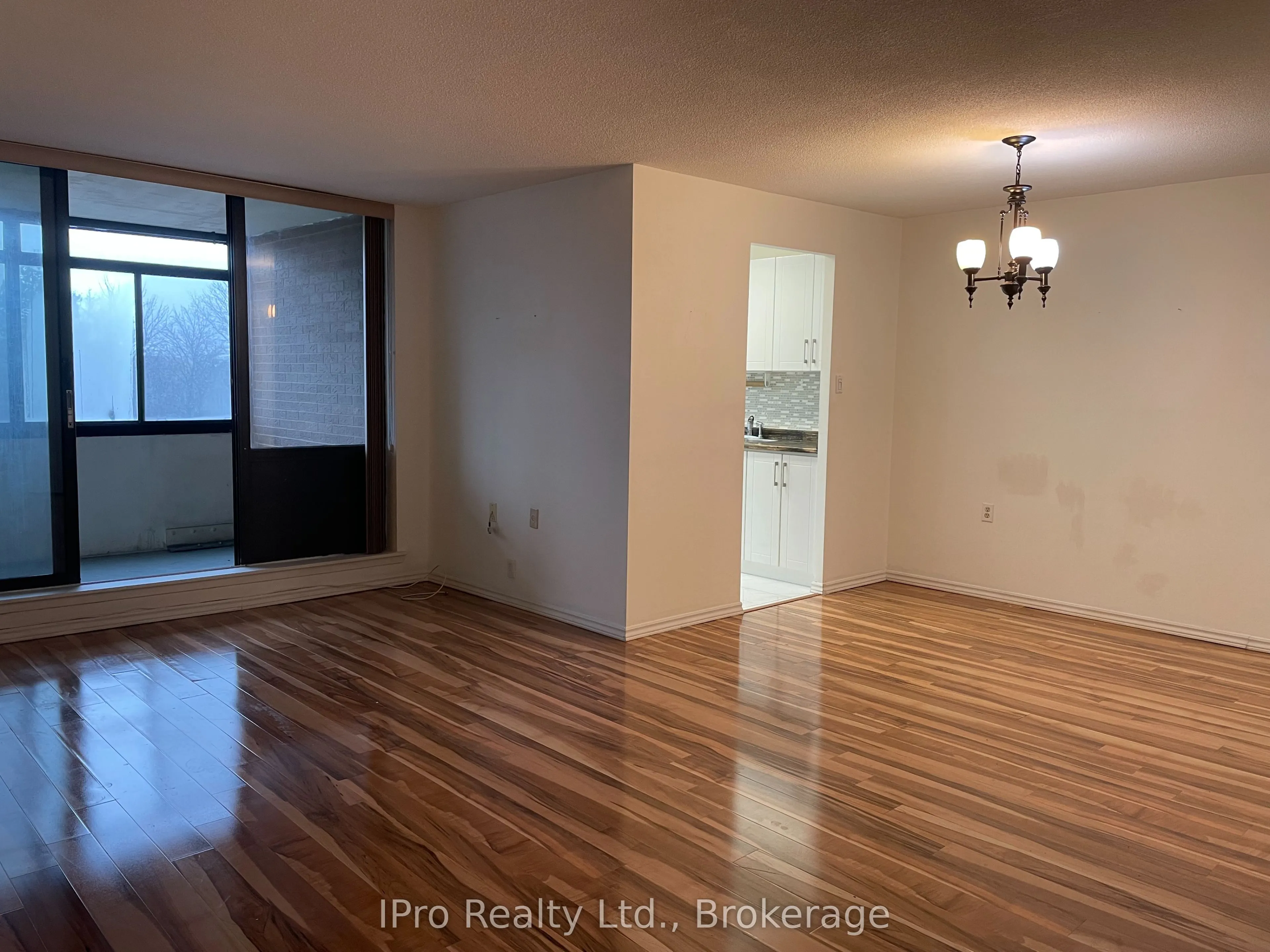 18 Knightsbridge Road, #406