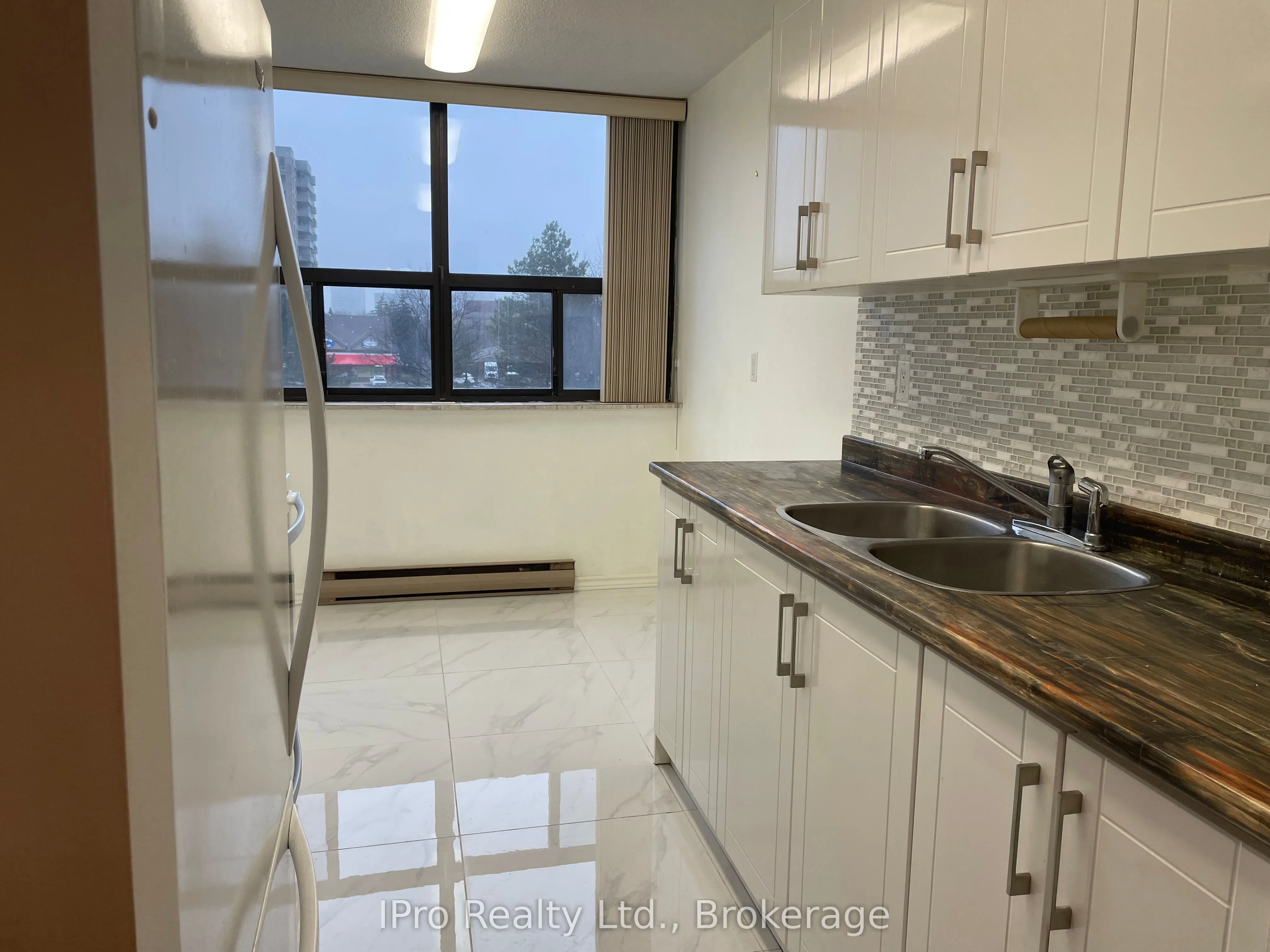 18 Knightsbridge Road, #406