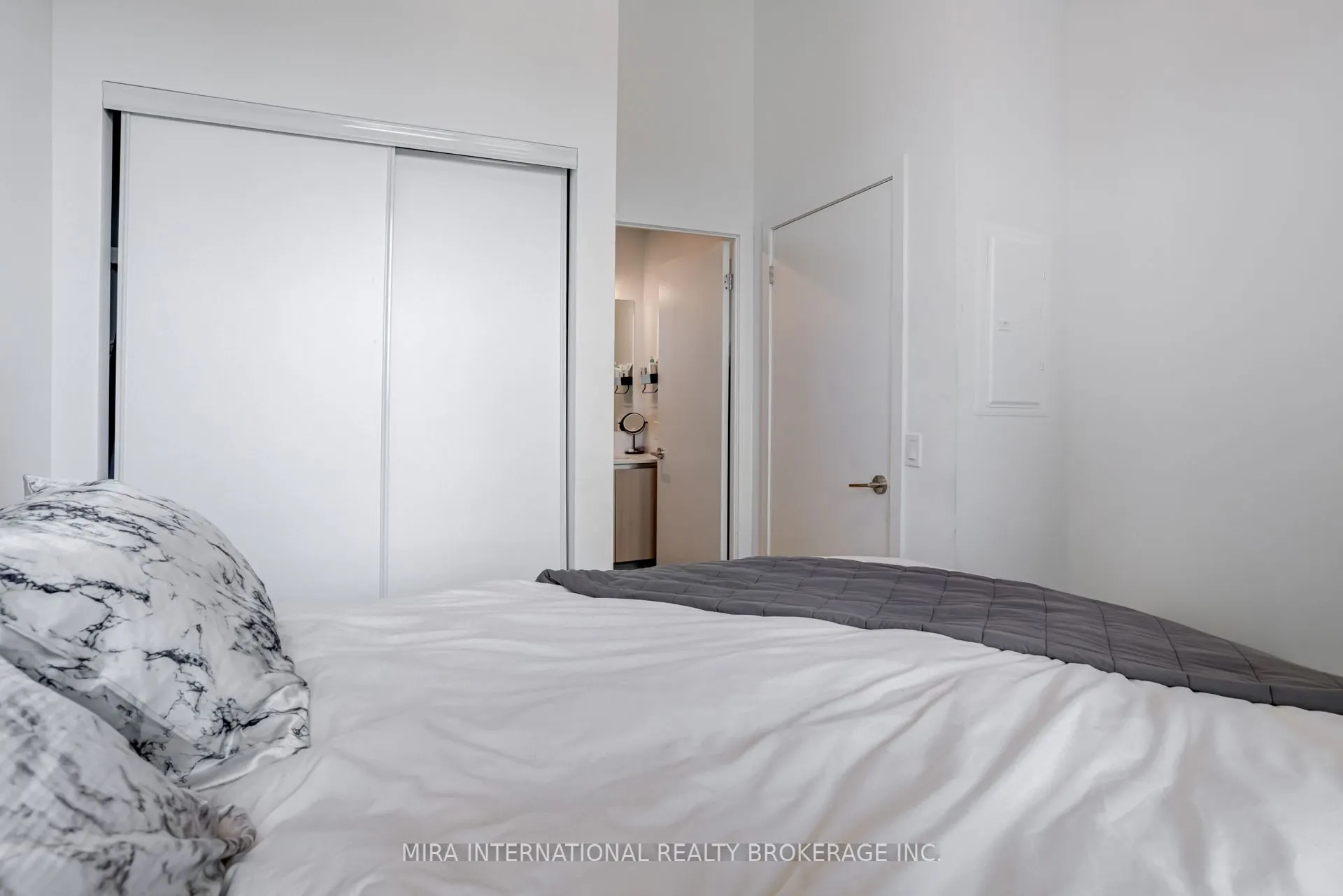 405 Dundas Street W, #208