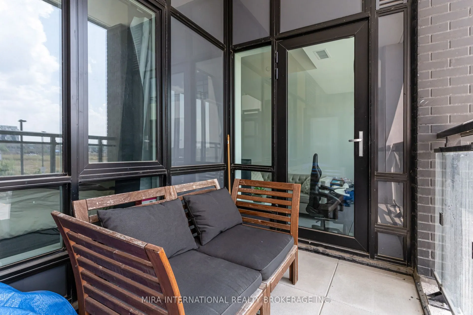 405 Dundas Street W, #208