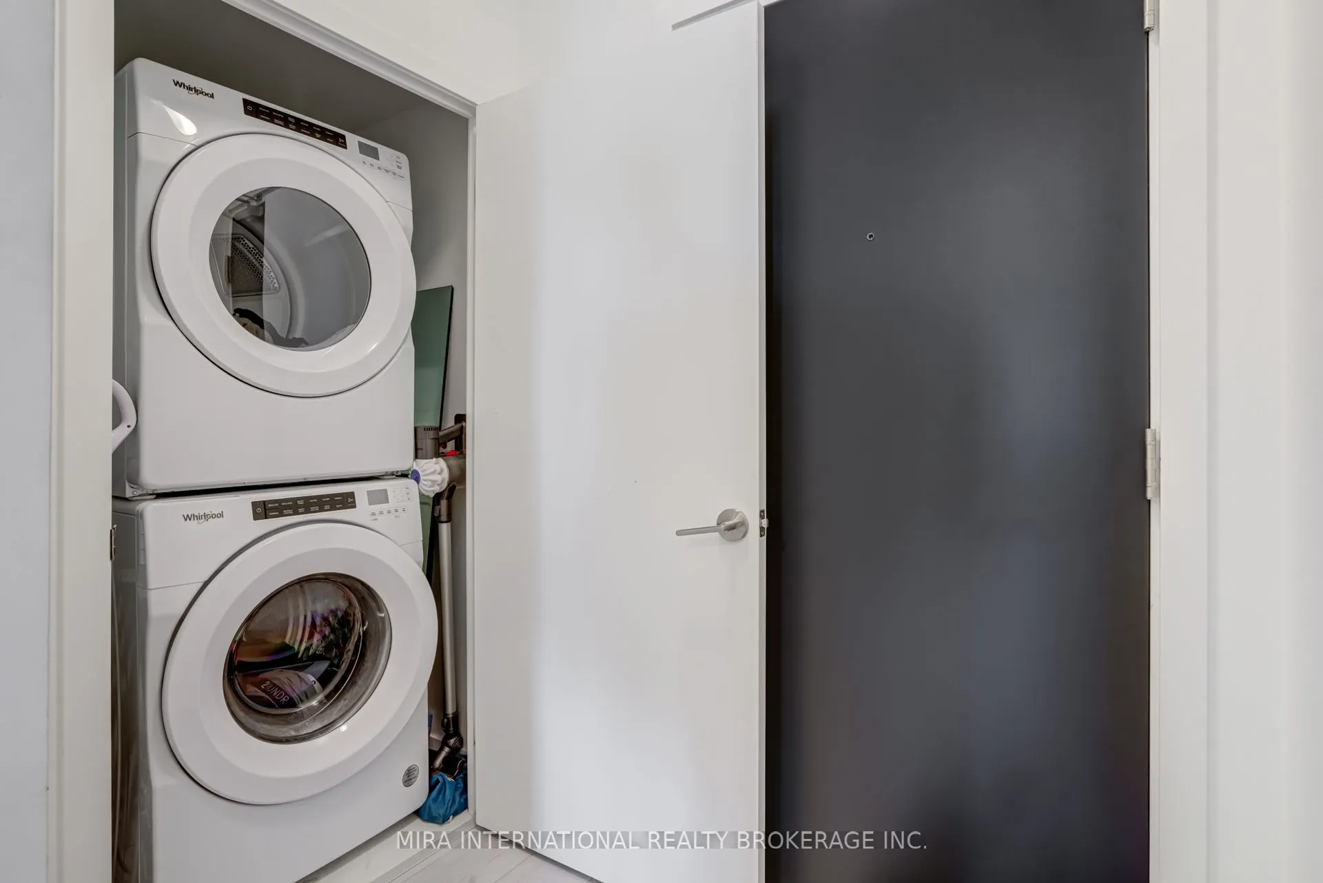 405 Dundas Street W, #208