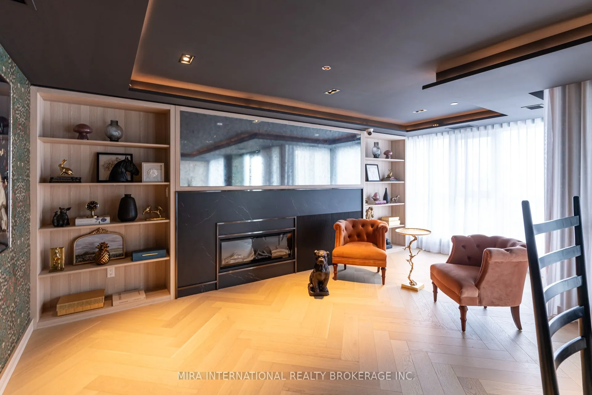 405 Dundas Street W, #208