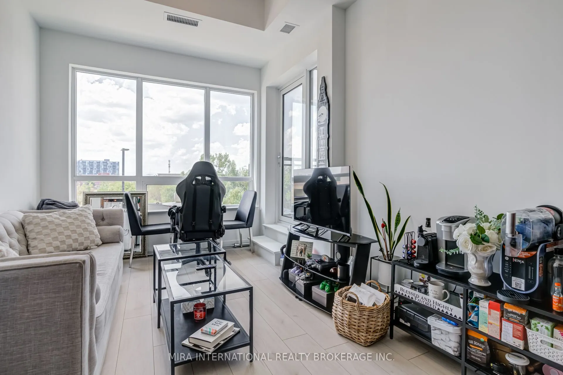 405 Dundas Street W, #208