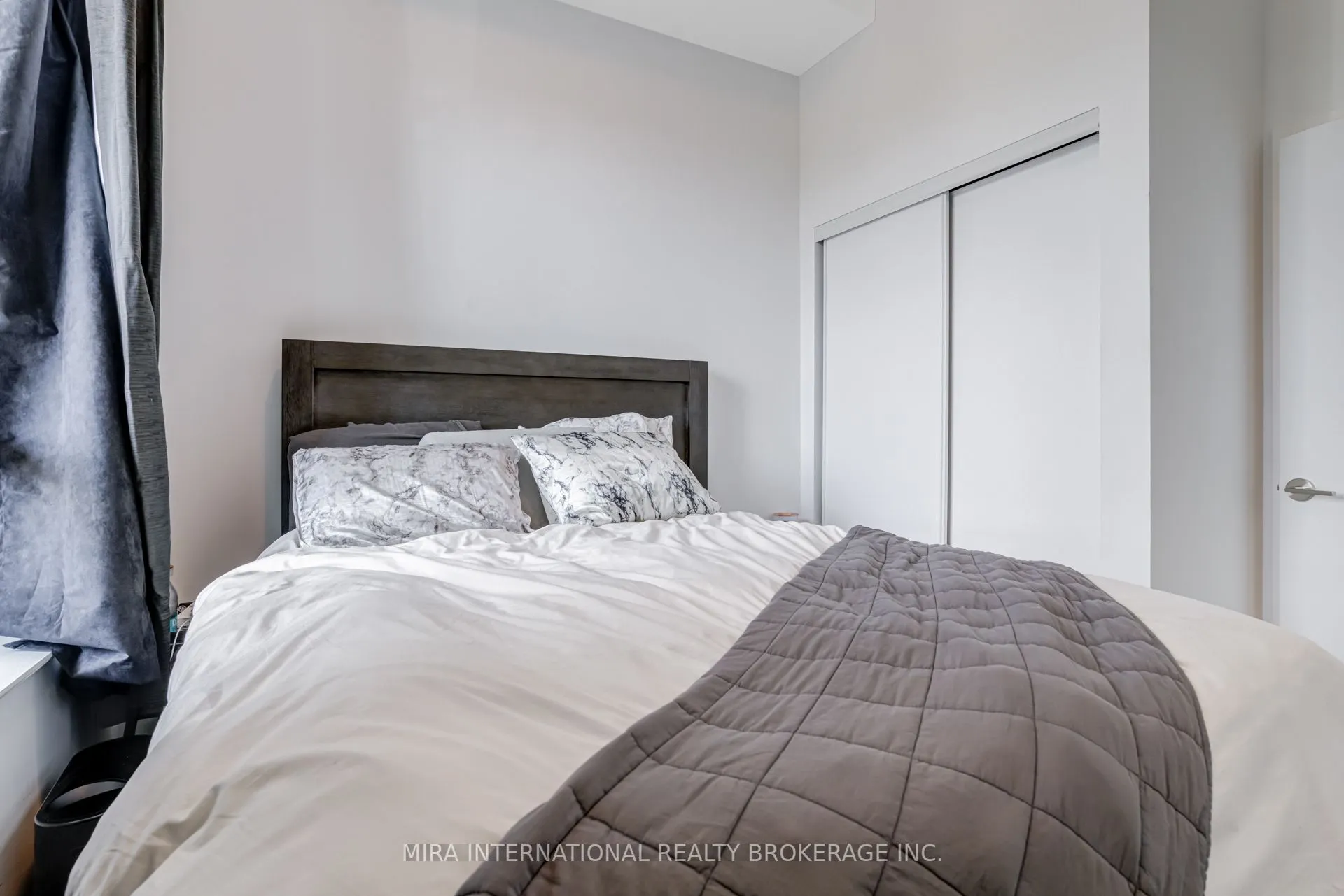 405 Dundas Street W, #208