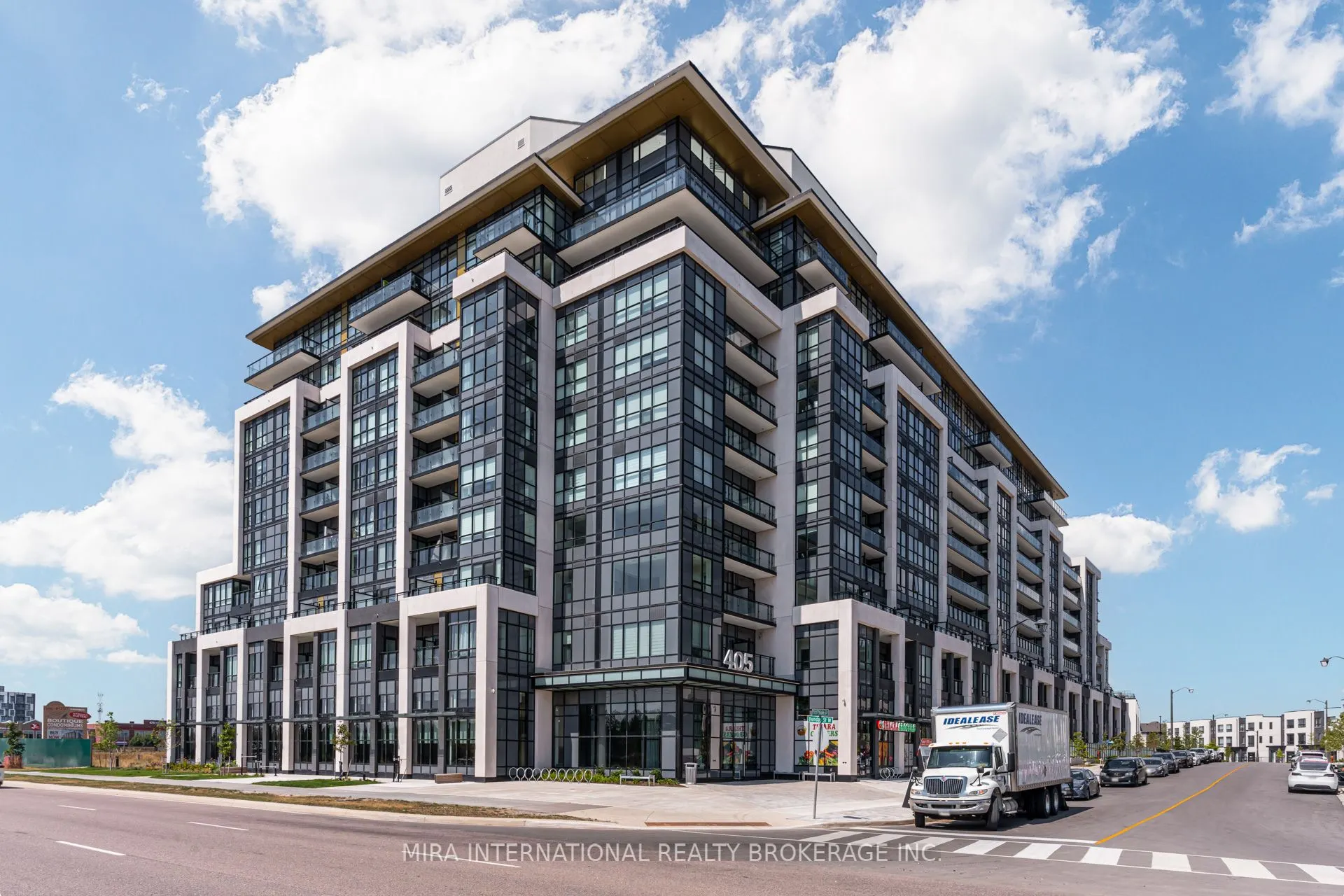 405 Dundas Street W, #208