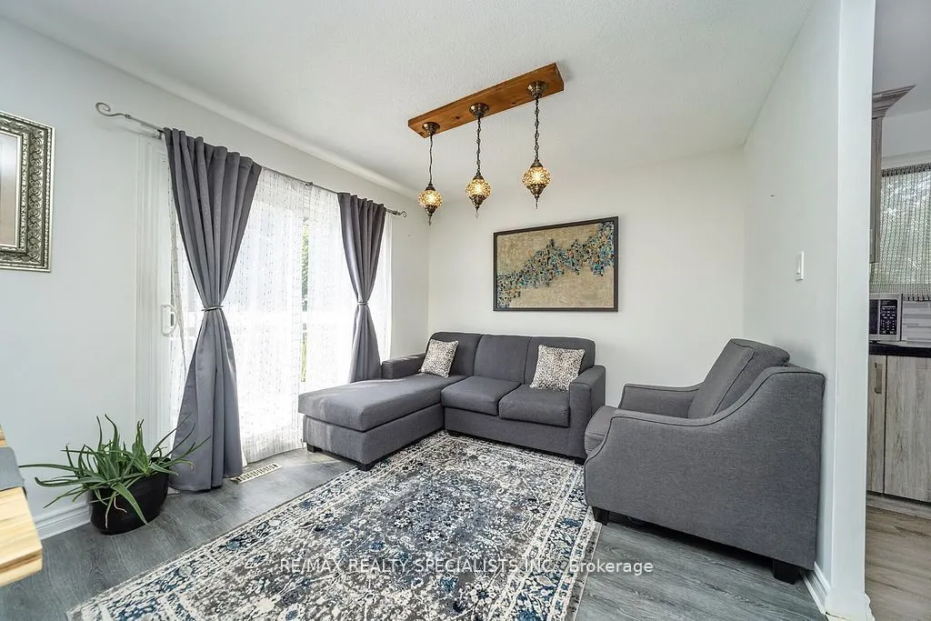 6 Griselda Court