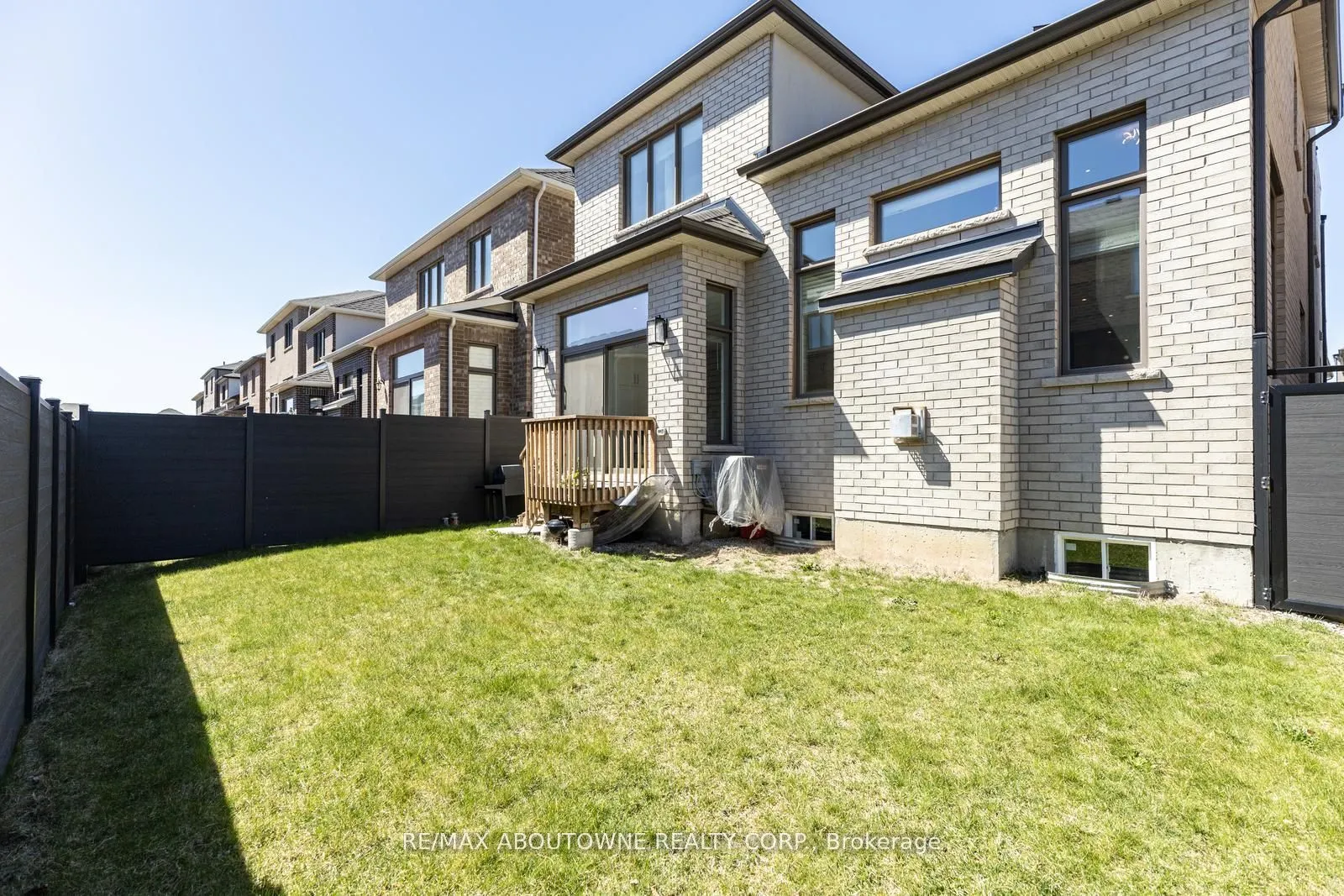 1467 Everest Crescent