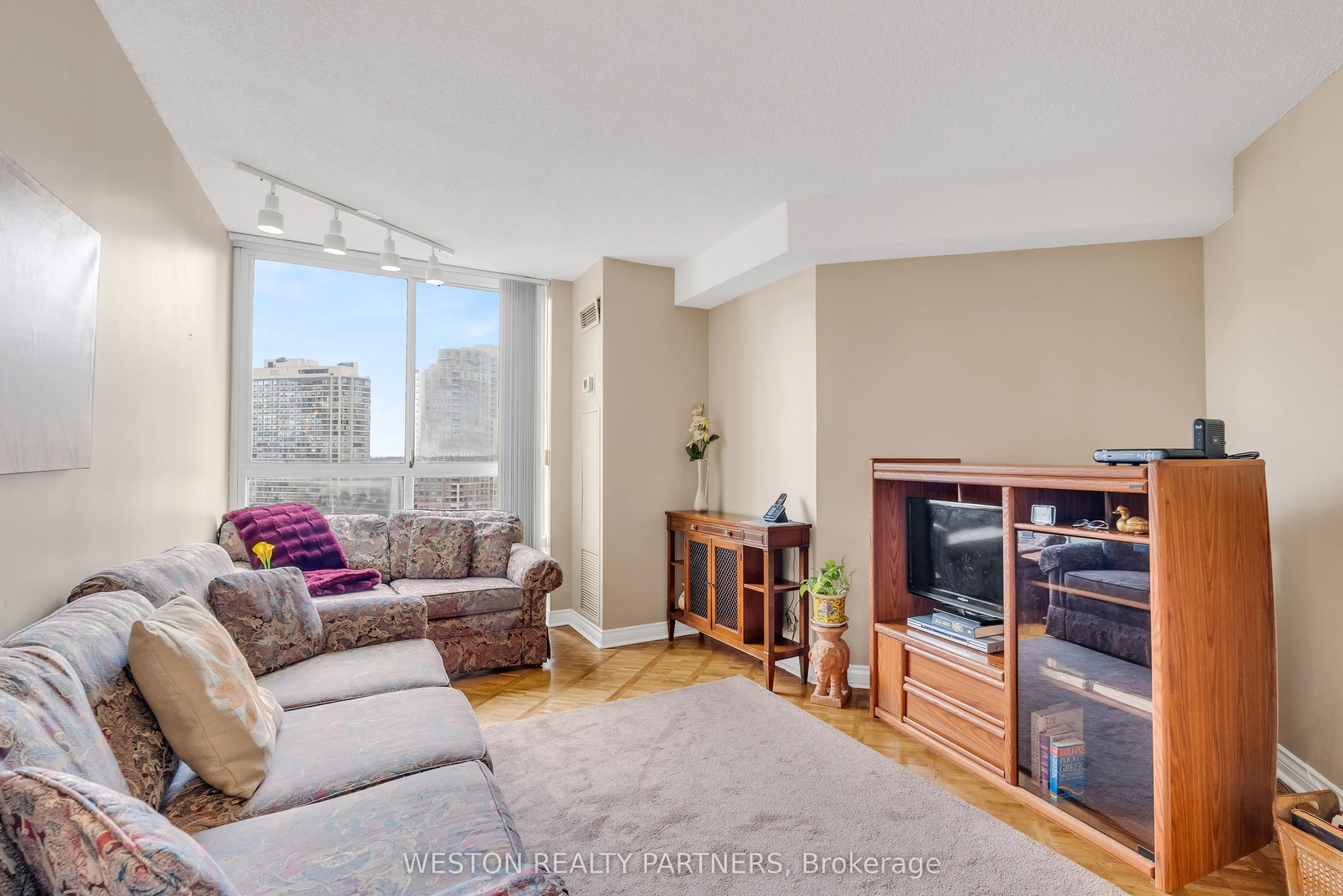 3650 Kaneff Crescent, #1104