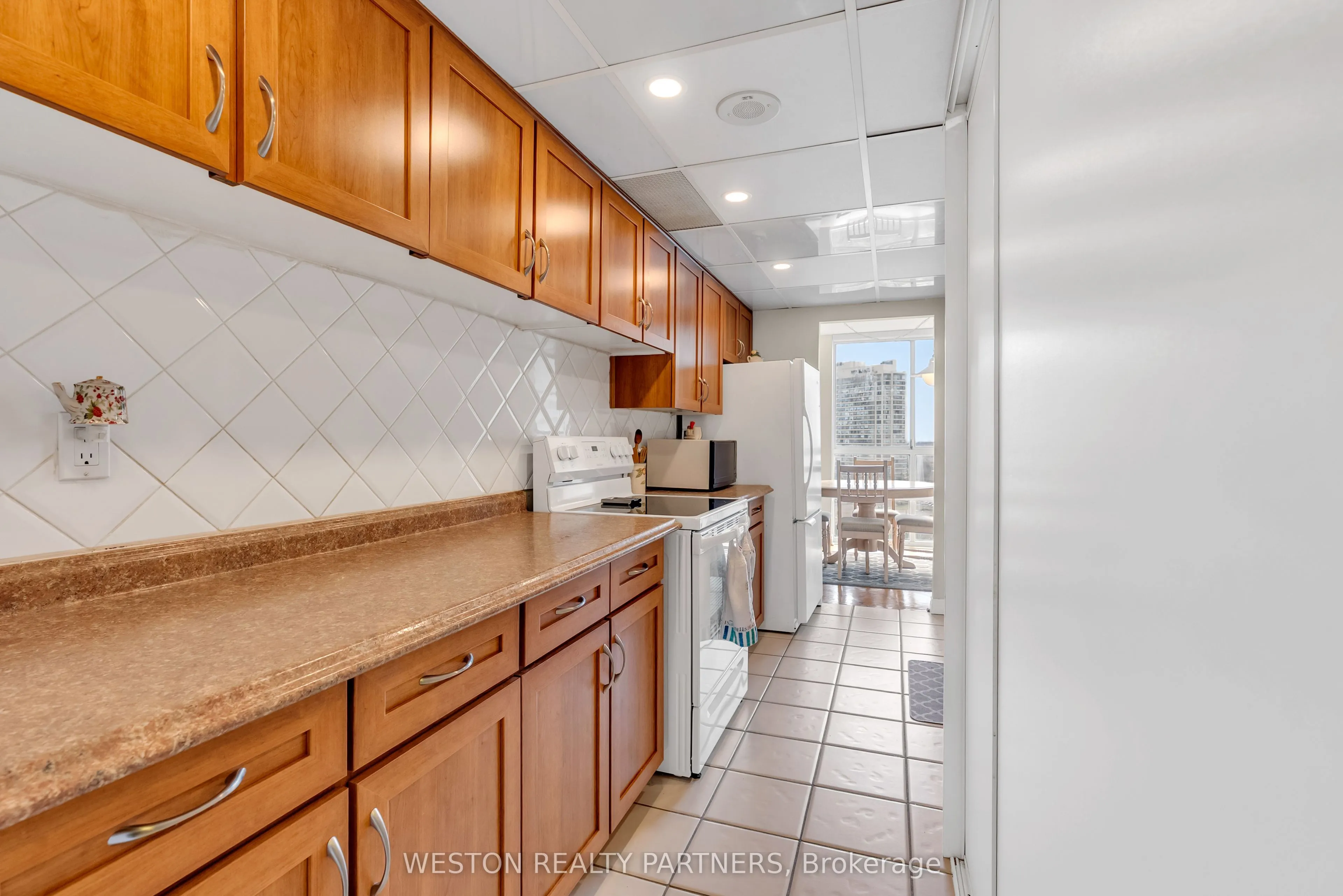 3650 Kaneff Crescent, #1104