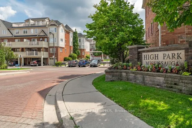 700 Neighbourhood Circle, #4