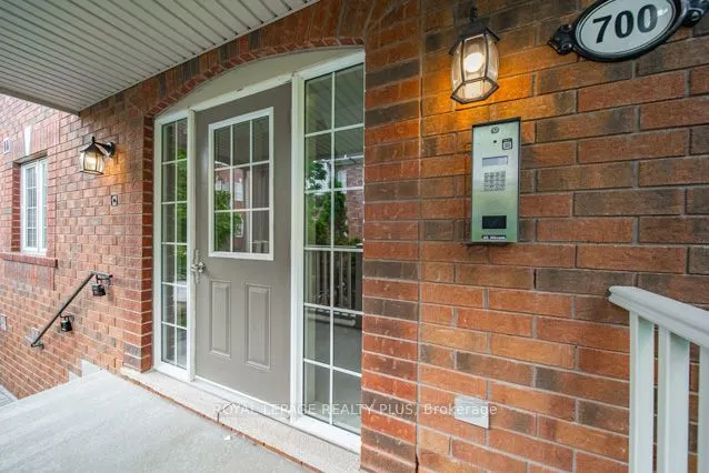 700 Neighbourhood Circle, #4