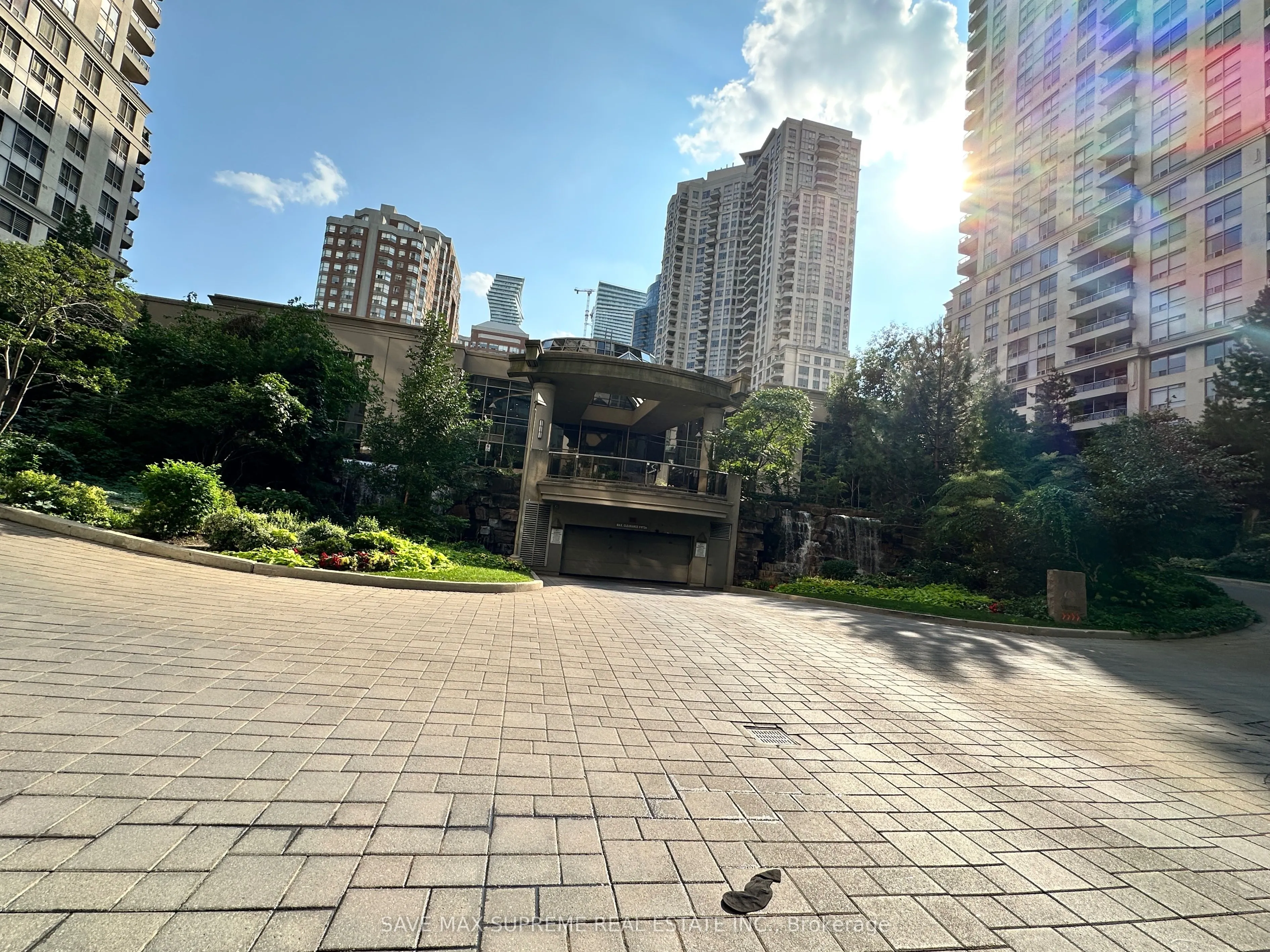 3888 Duke Of York Boulevard, #527