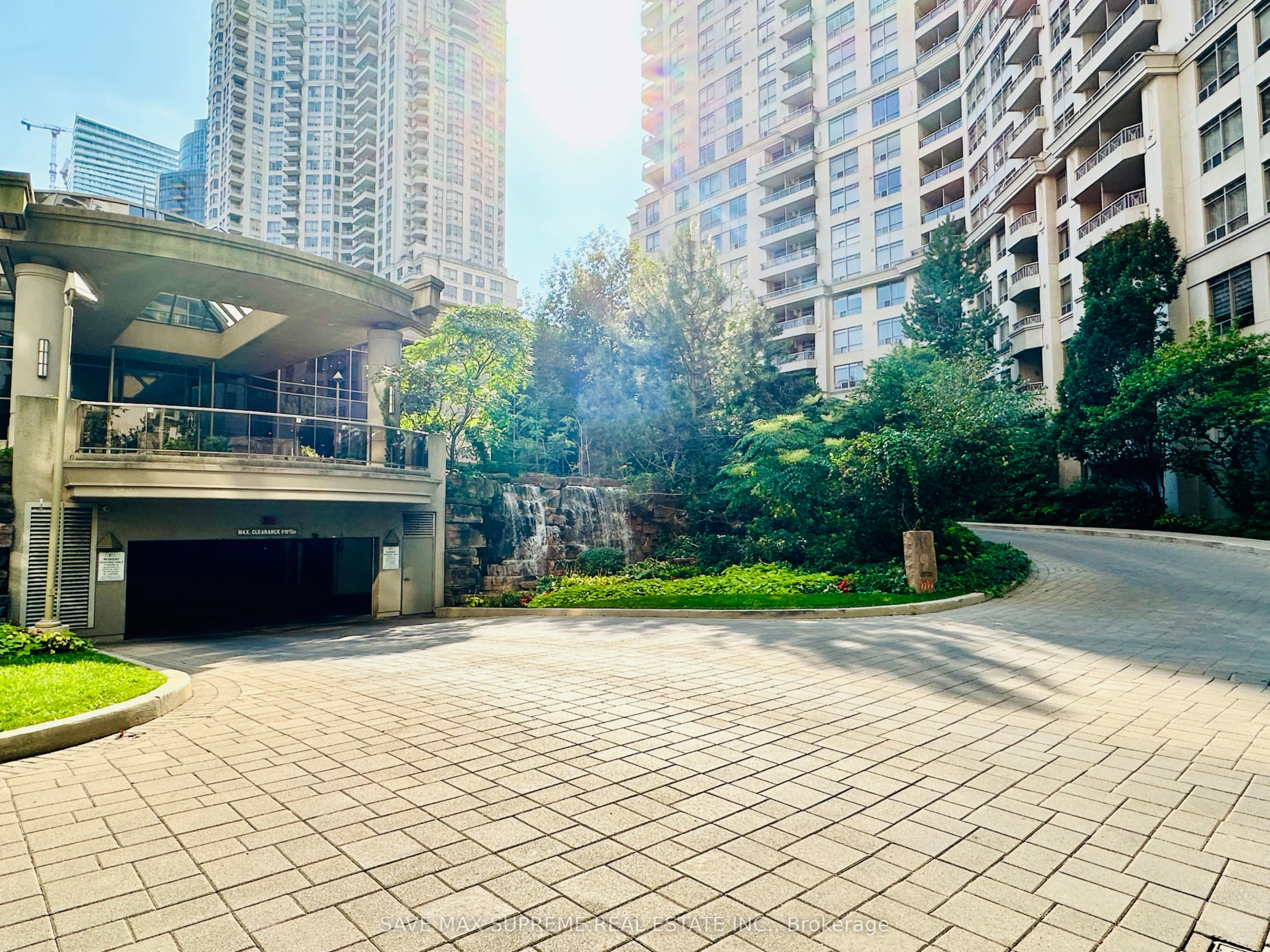 3888 Duke Of York Boulevard, #527