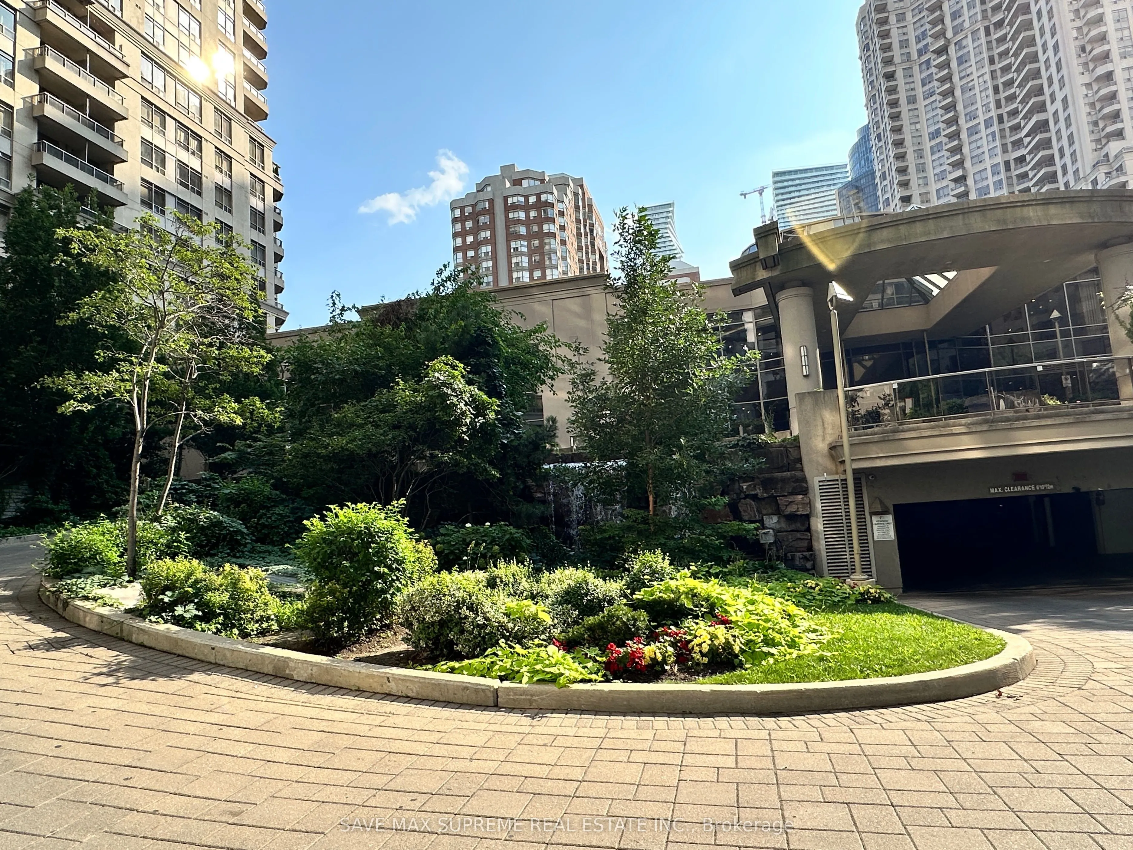 3888 Duke Of York Boulevard, #527
