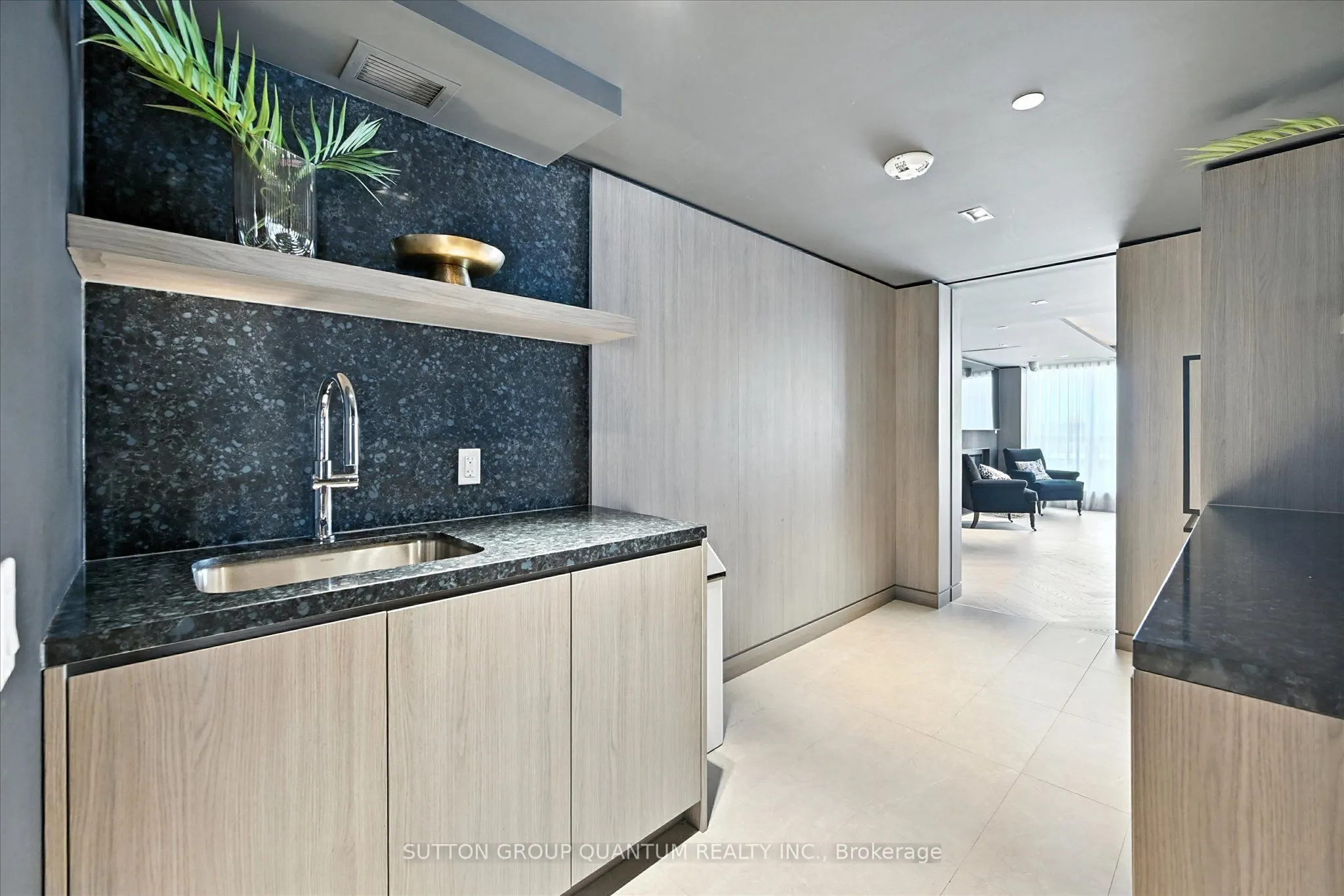 405 Dundas Street W, #PH06