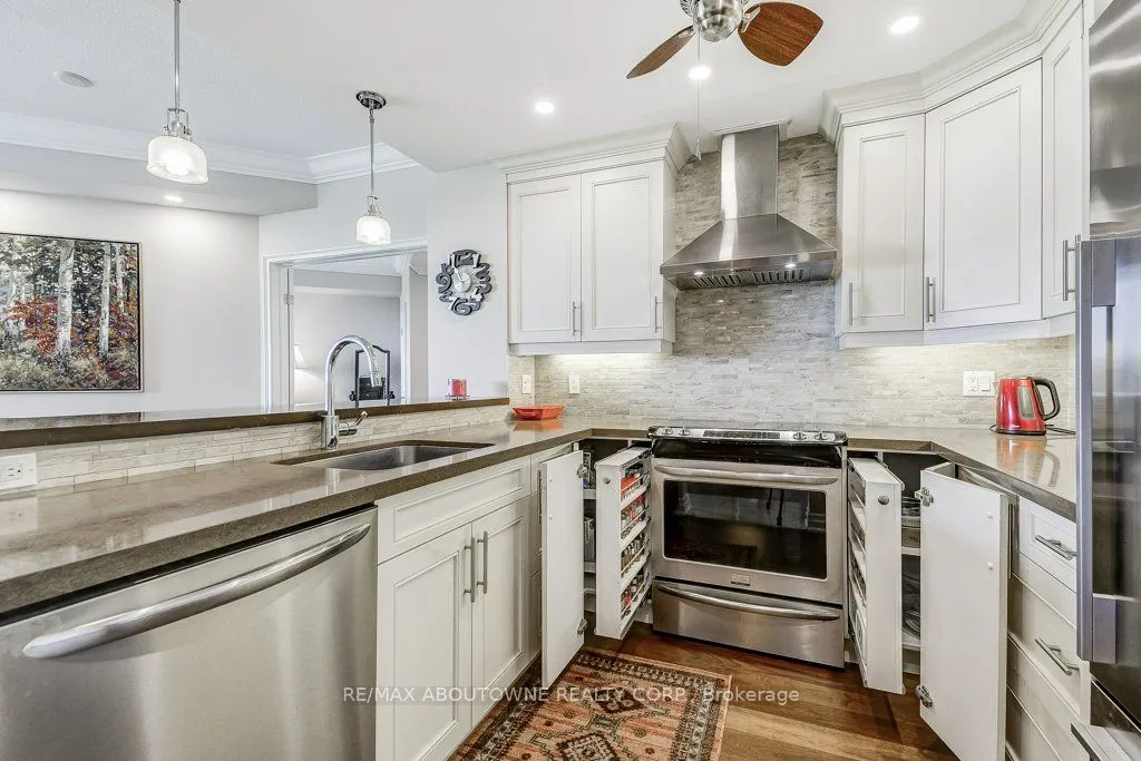 2511 Lakeshore Road W, #720