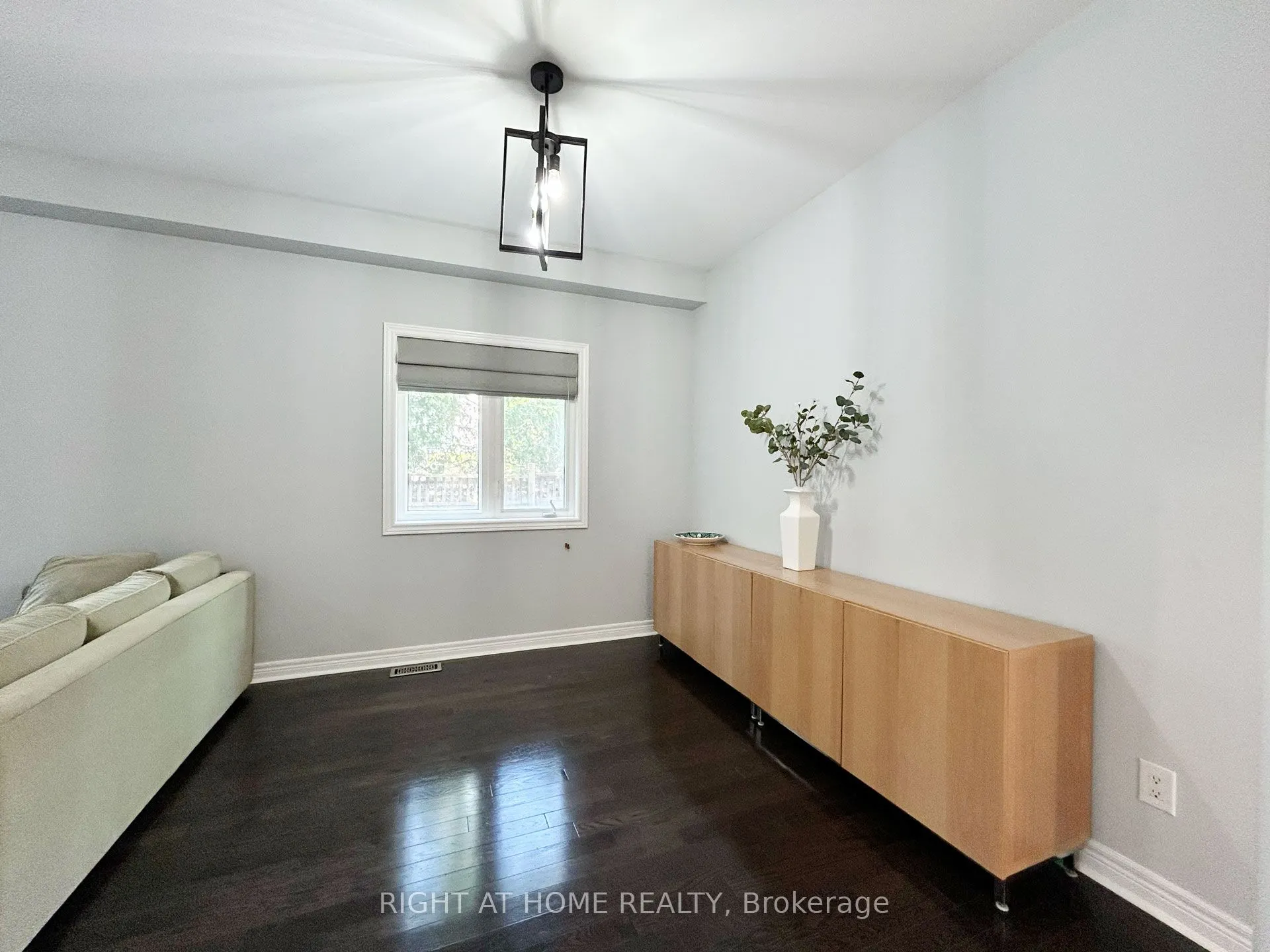 5515 Doctor Peddle Crescent