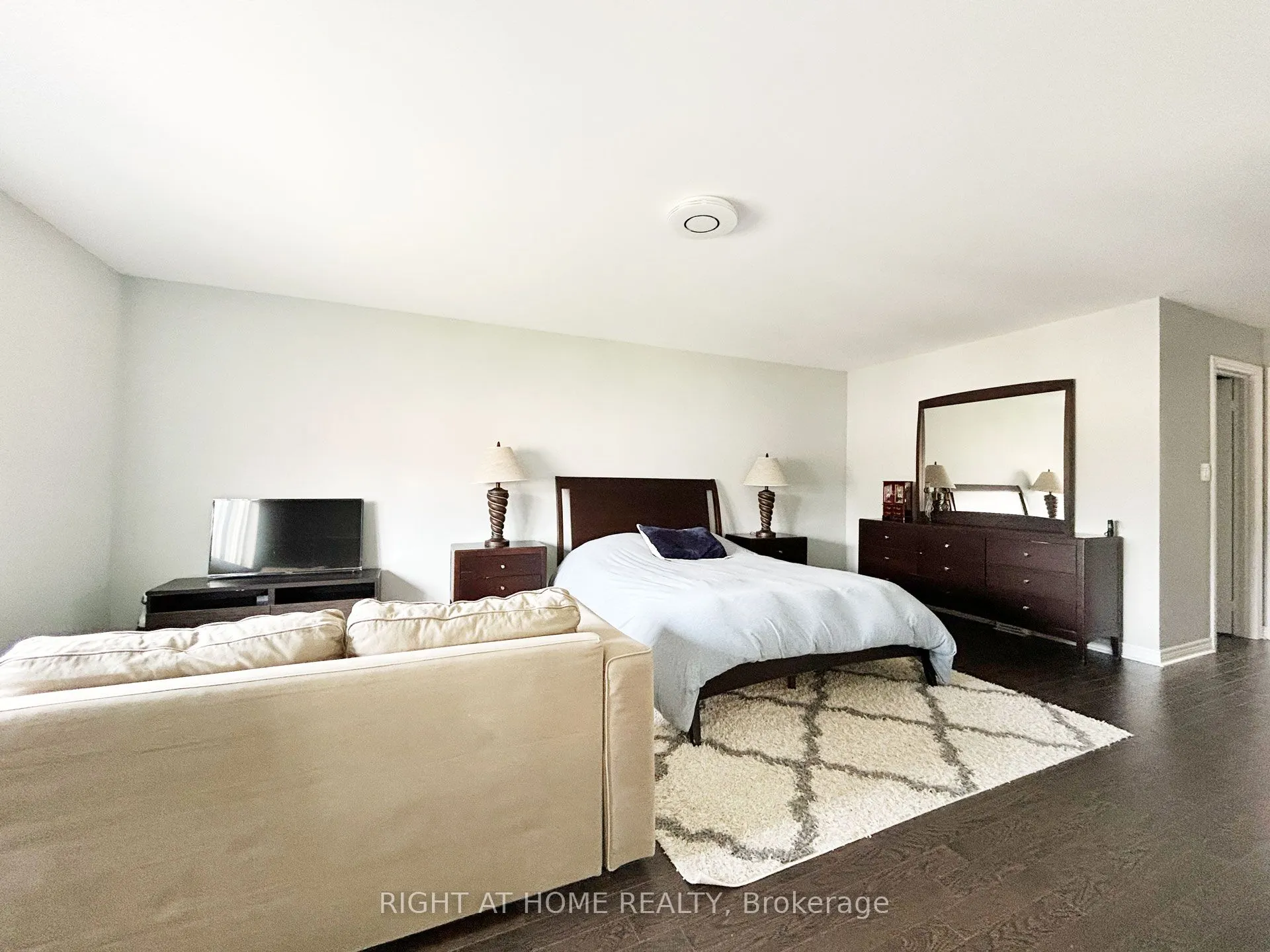 5515 Doctor Peddle Crescent