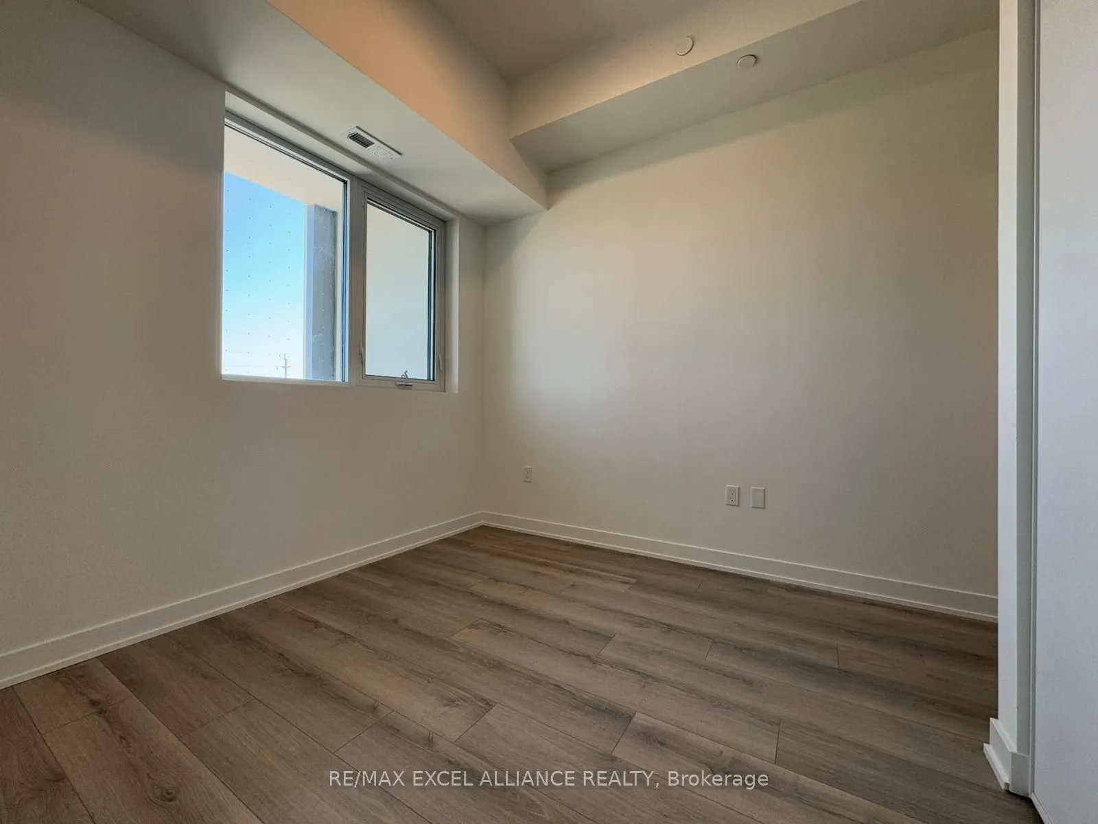 1005 Dundas Street E, #553