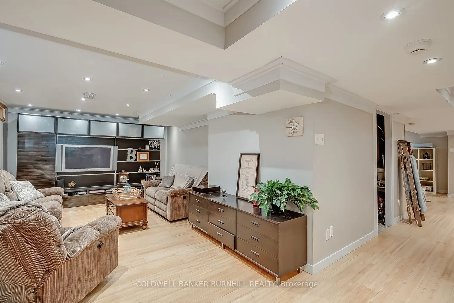 2214 KENNETH Crescent