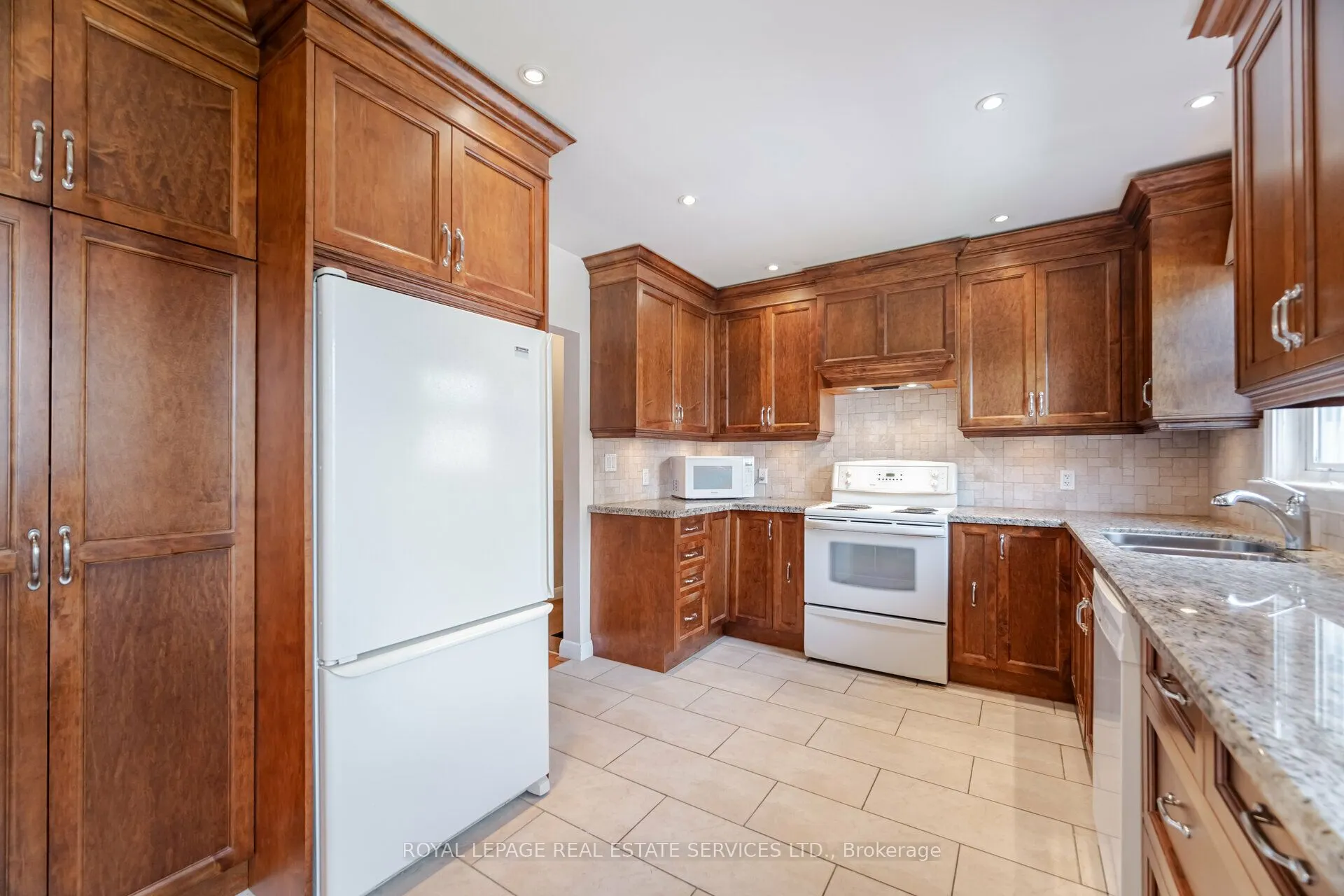 44 Maple Avenue N