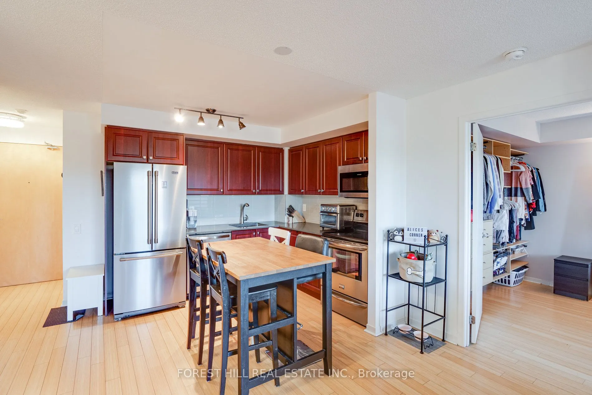 1040 The Queensway Avenue, #301