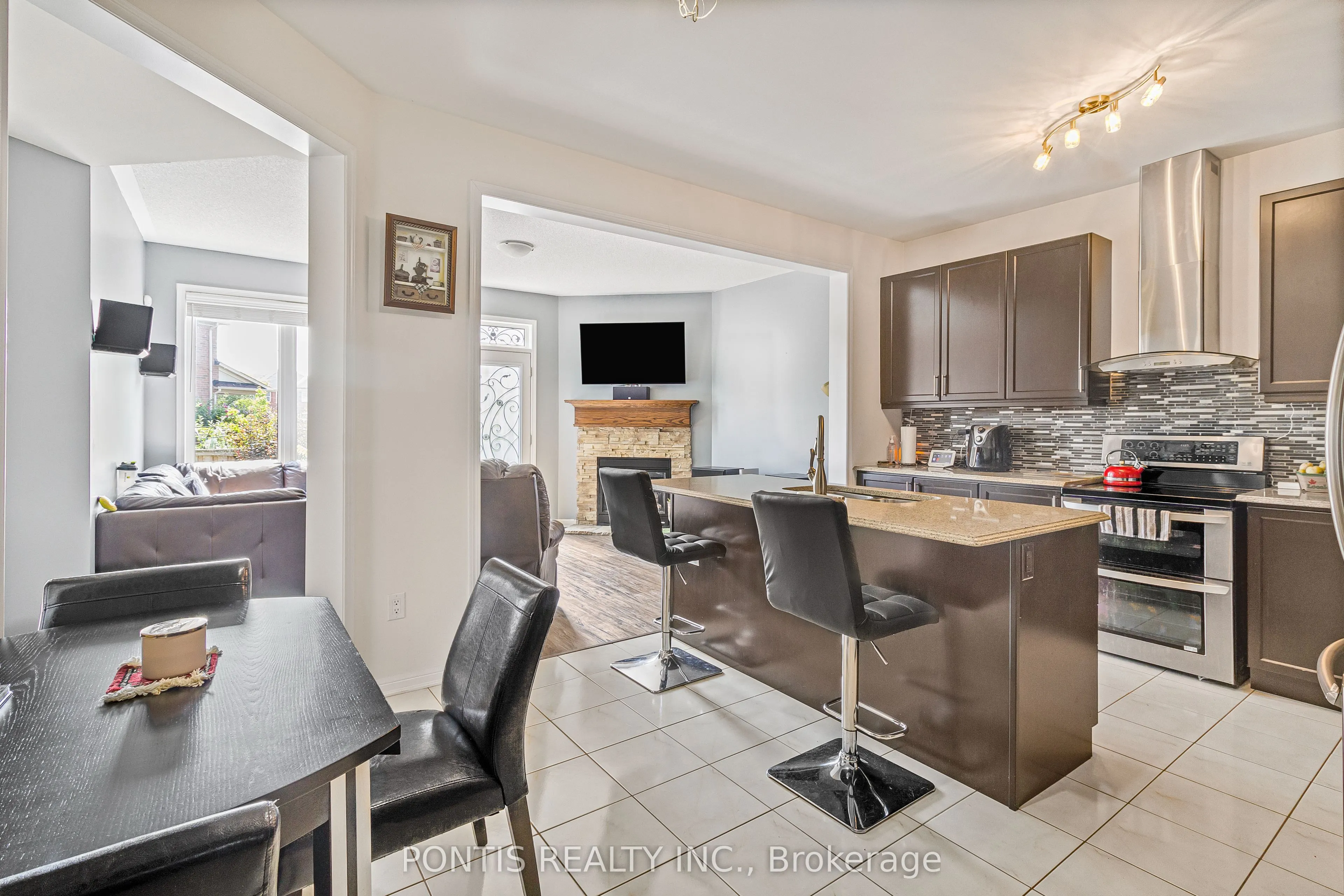 25 FRANCIS LUNDY Street