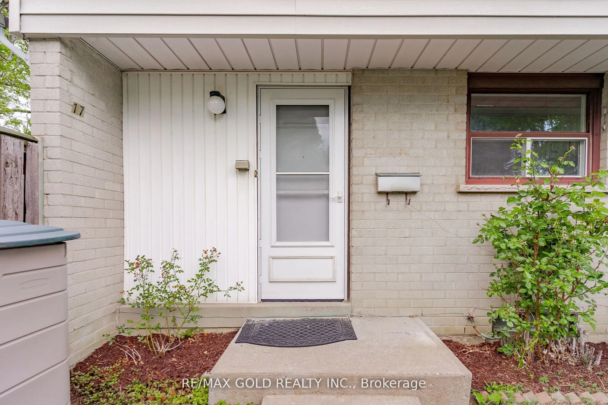 17 Greenhills Square