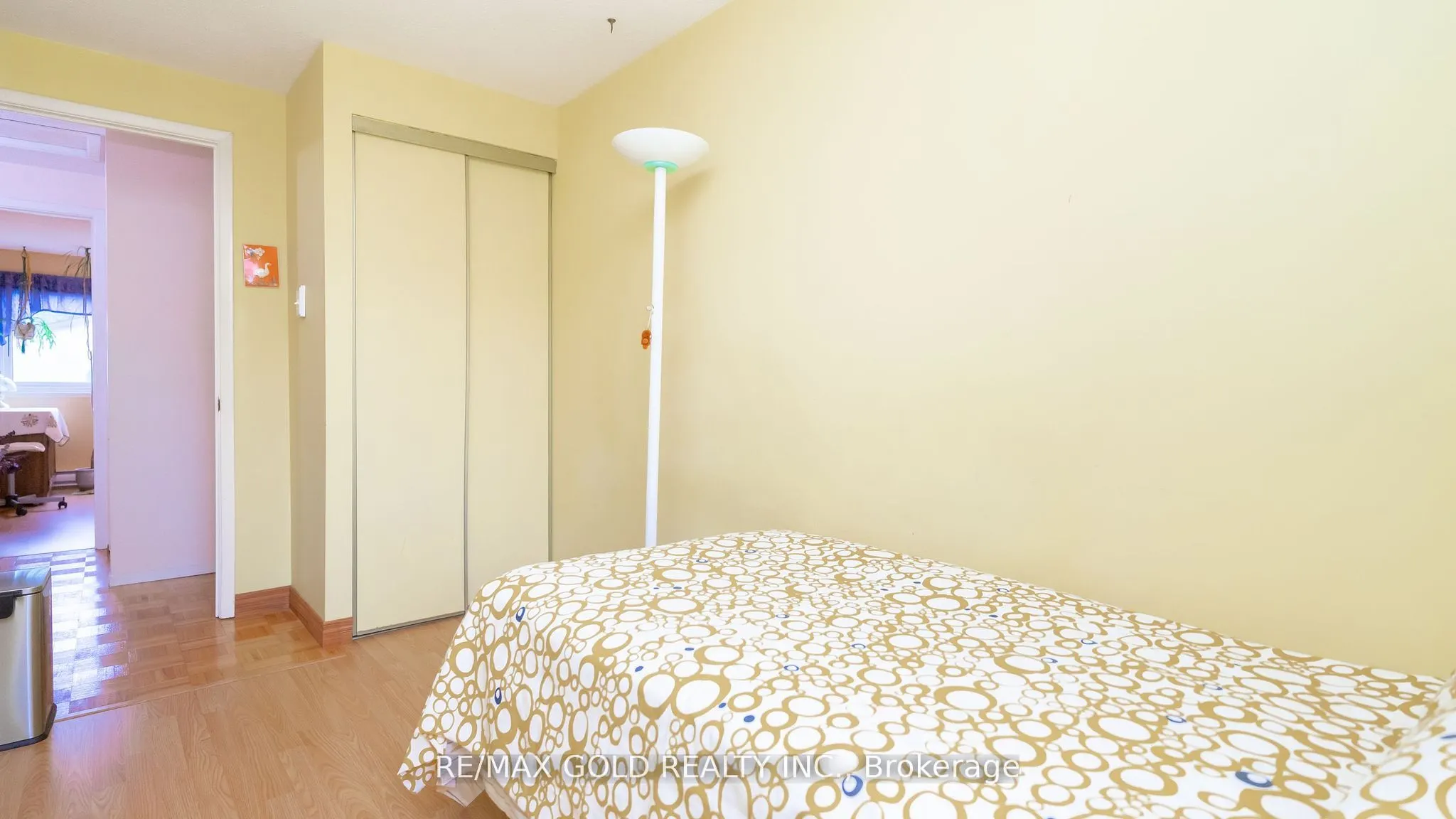 17 Greenhills Square