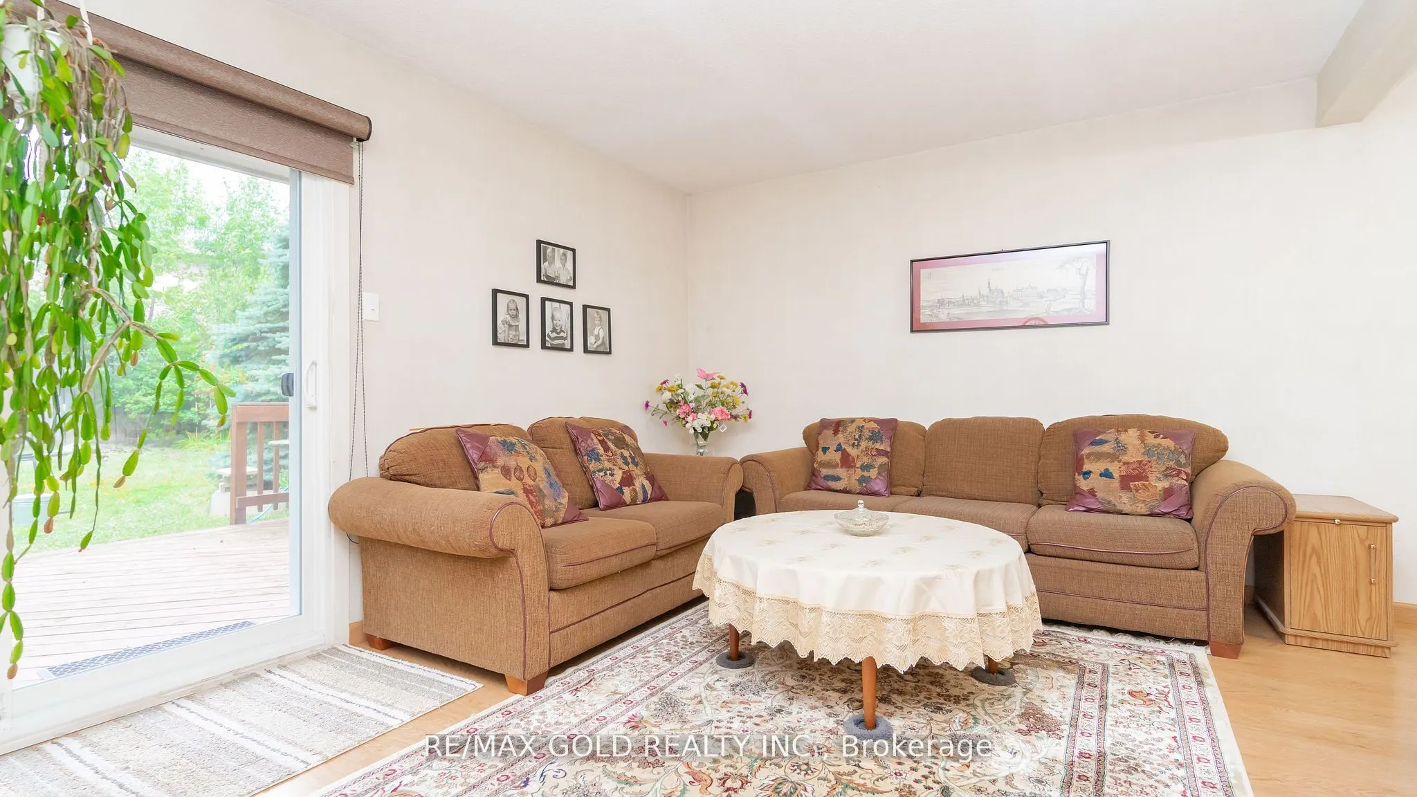 17 Greenhills Square