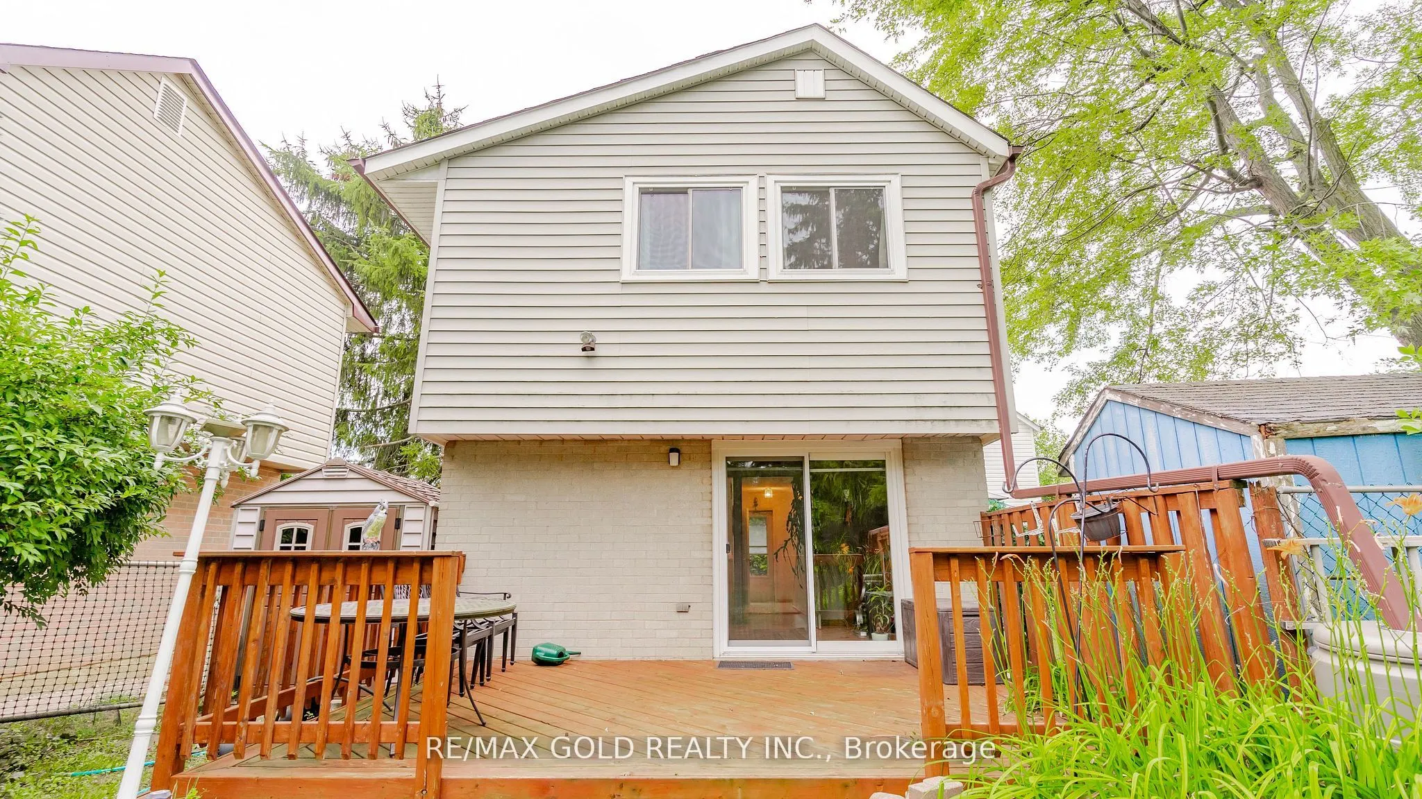 17 Greenhills Square