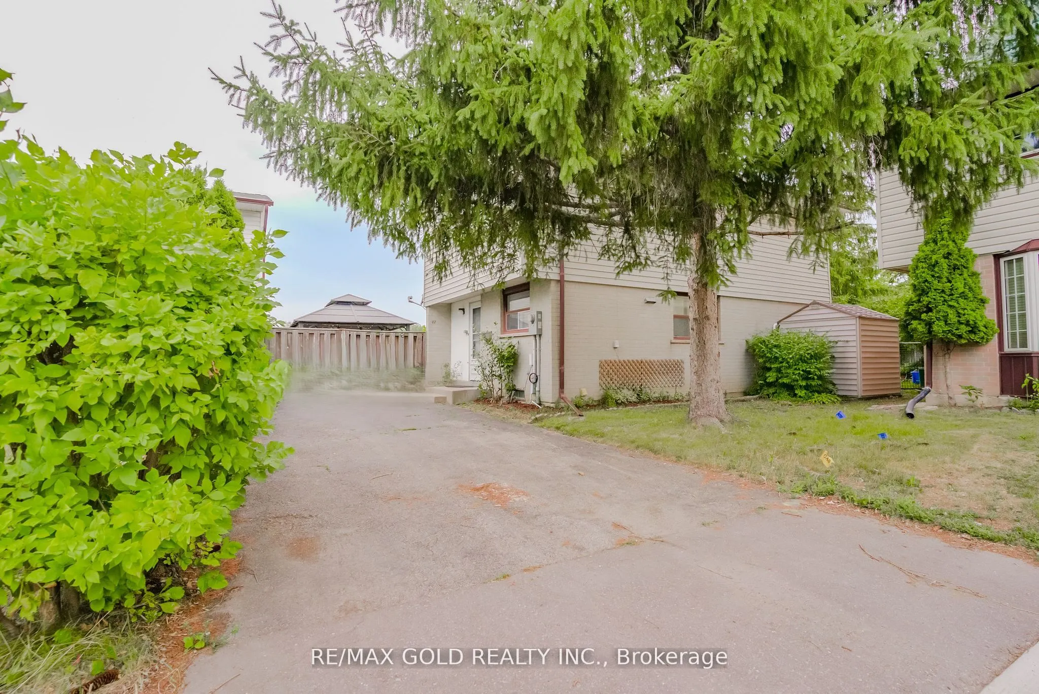17 Greenhills Square