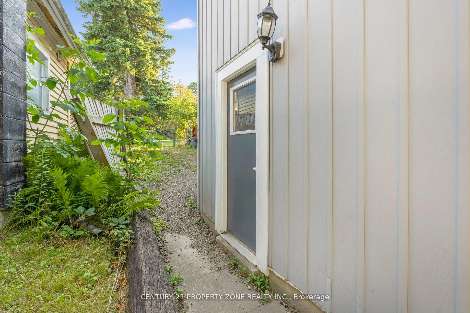 22 A John Street W