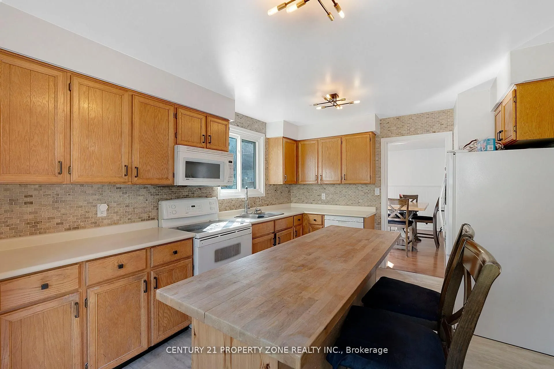 22 A John Street W