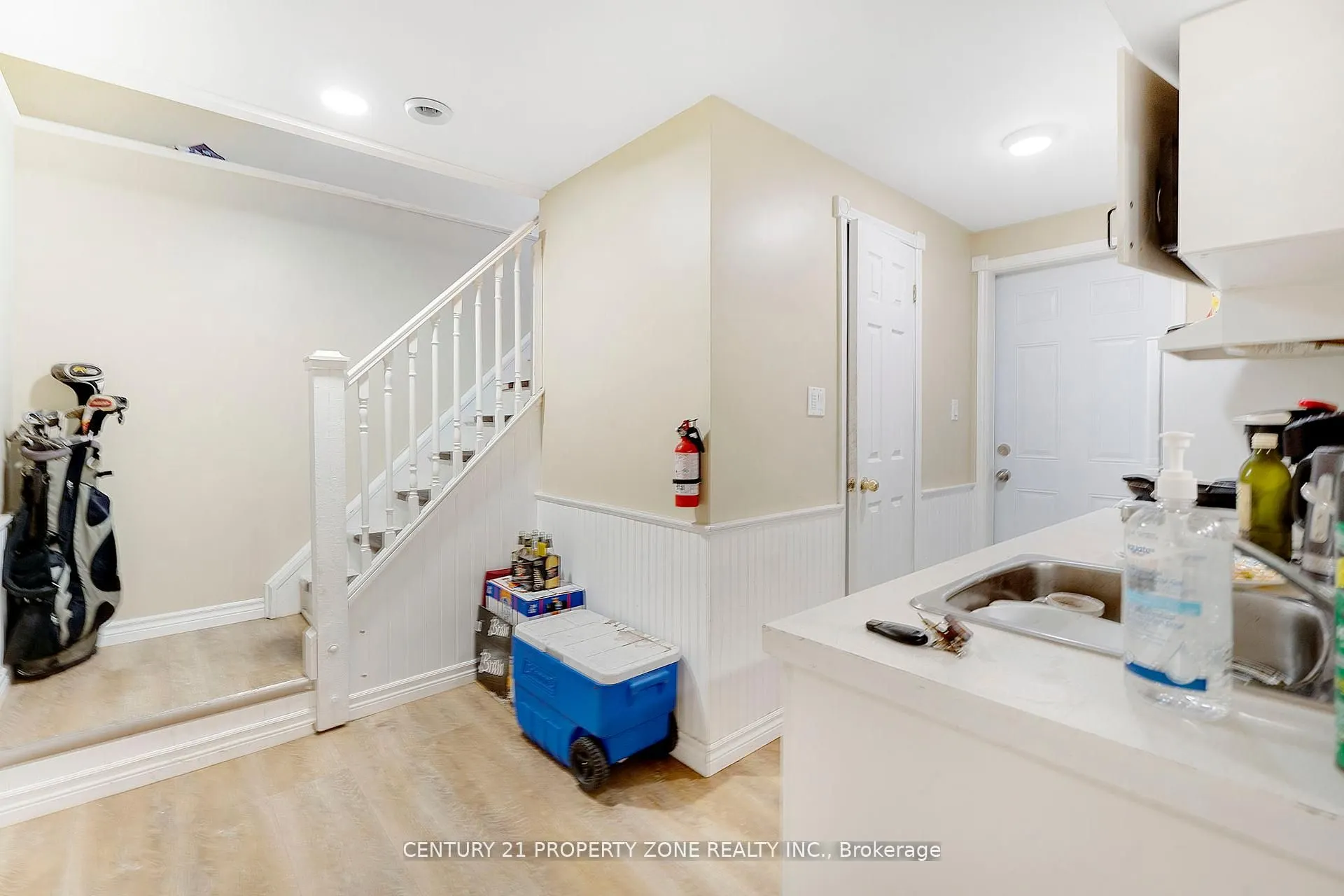 22 A John Street W