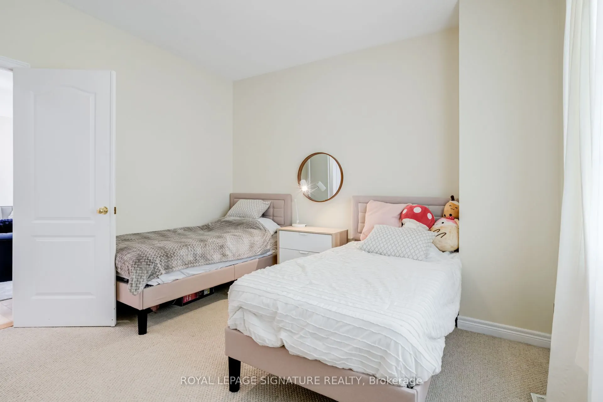 39 Treeline Boulevard