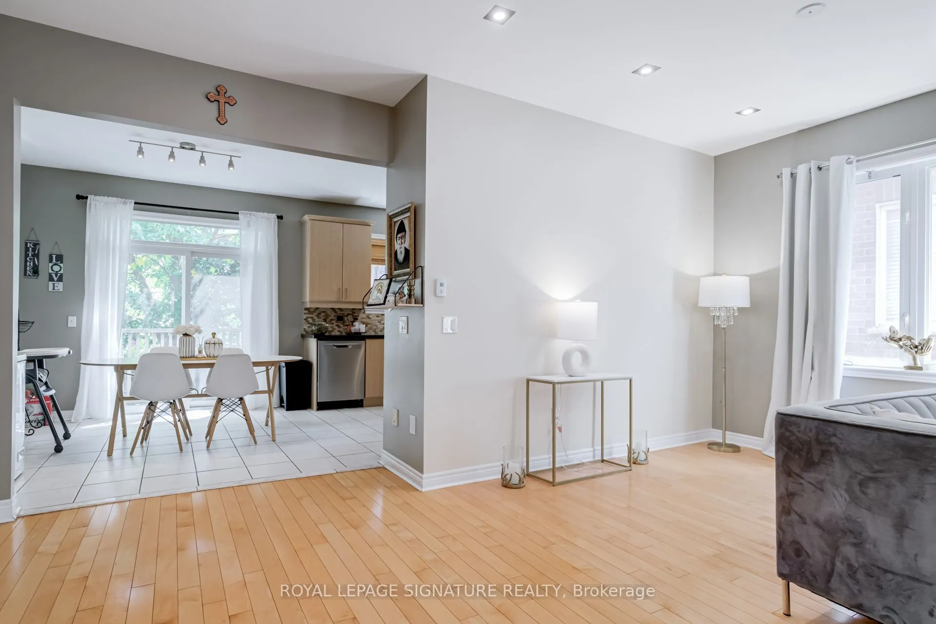 39 Treeline Boulevard