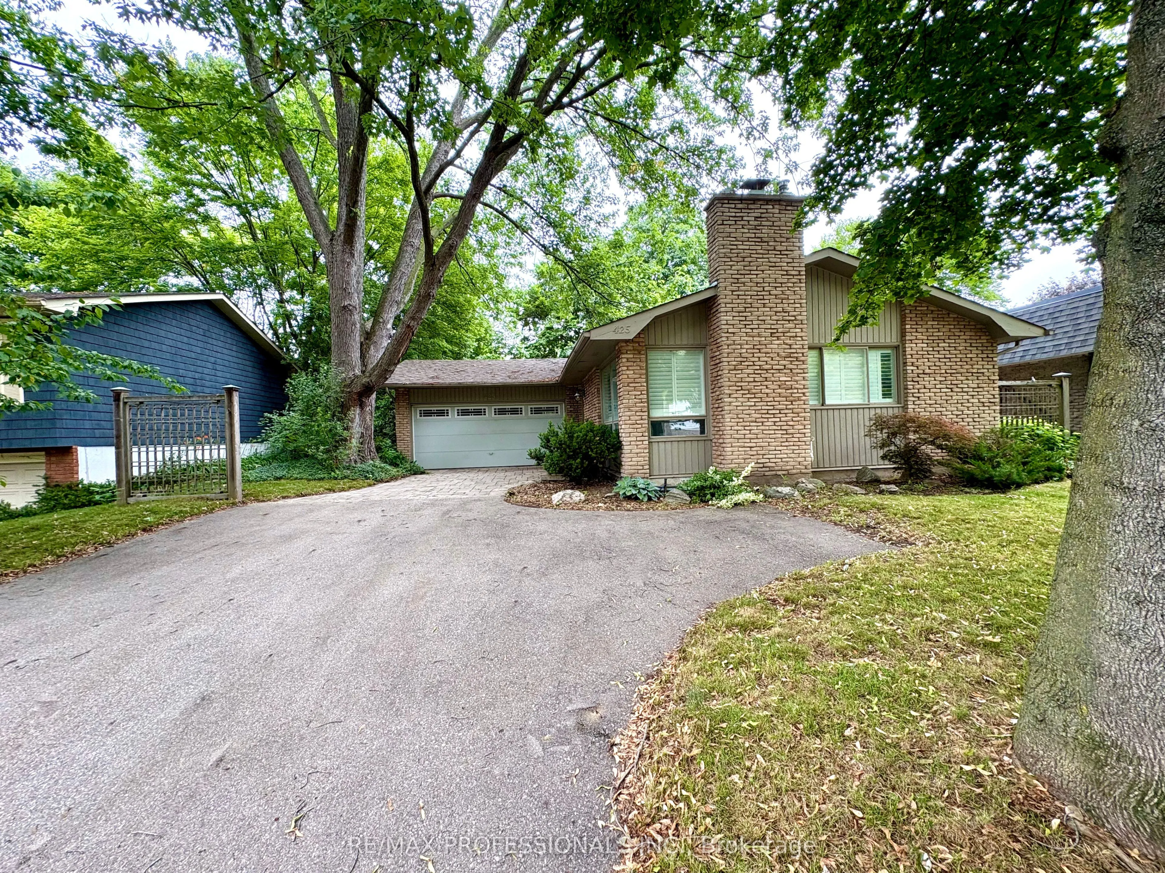425 CANTERBURY Crescent