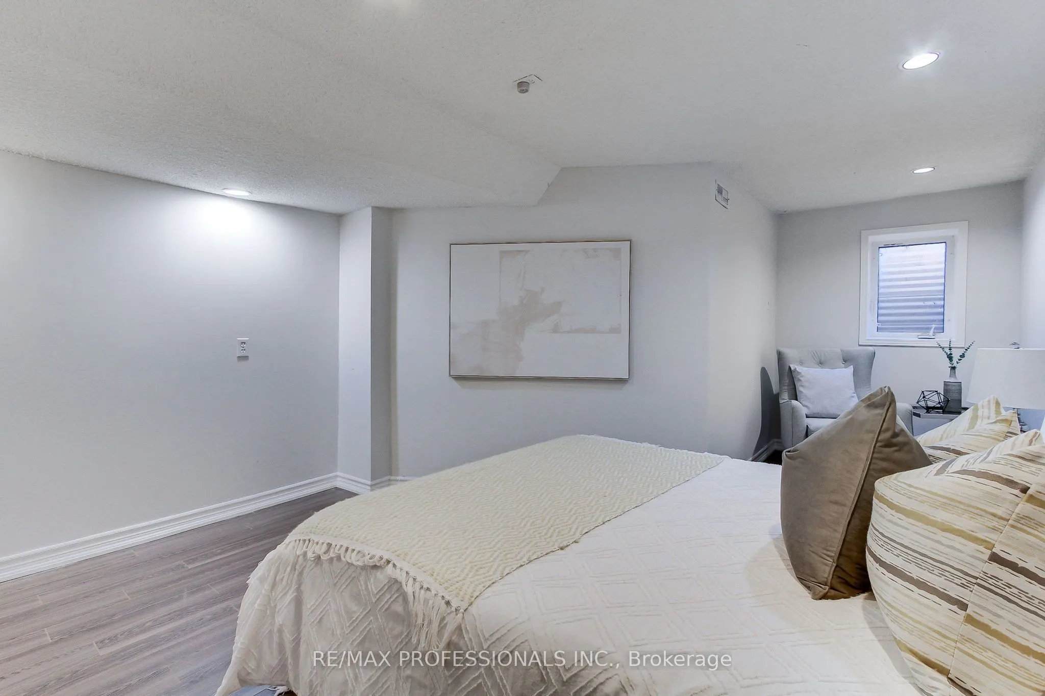 425 CANTERBURY Crescent