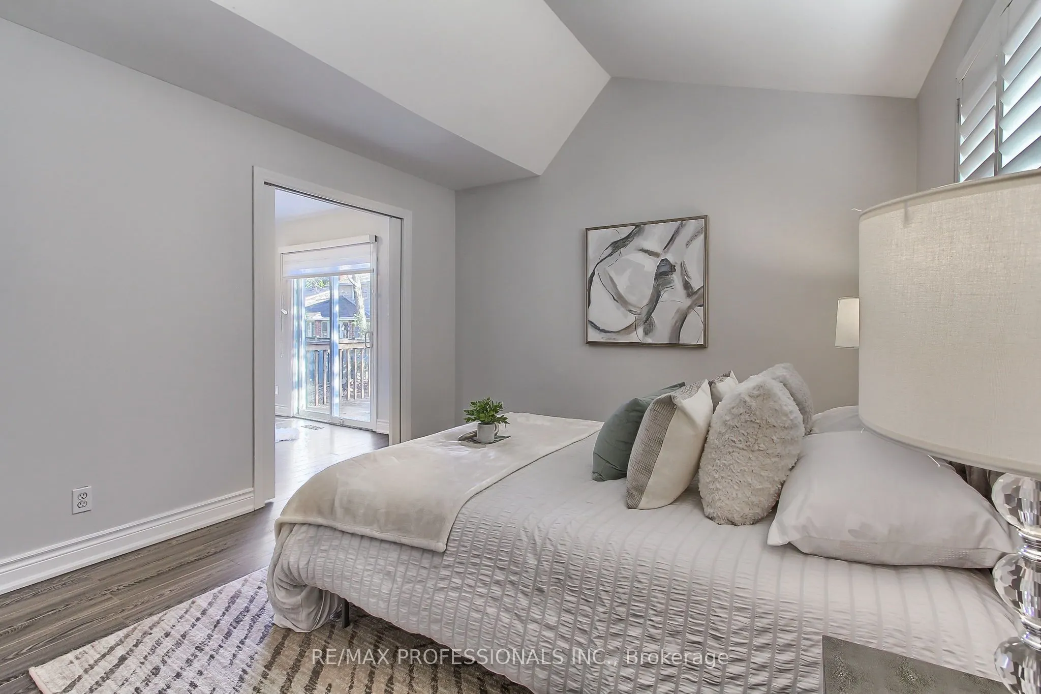425 CANTERBURY Crescent
