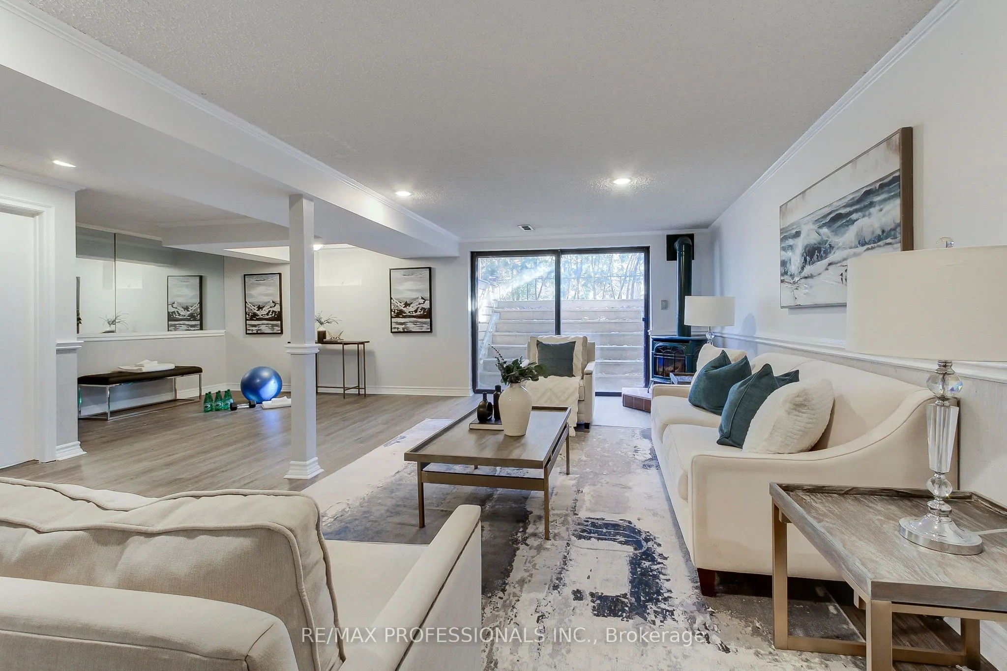 425 CANTERBURY Crescent