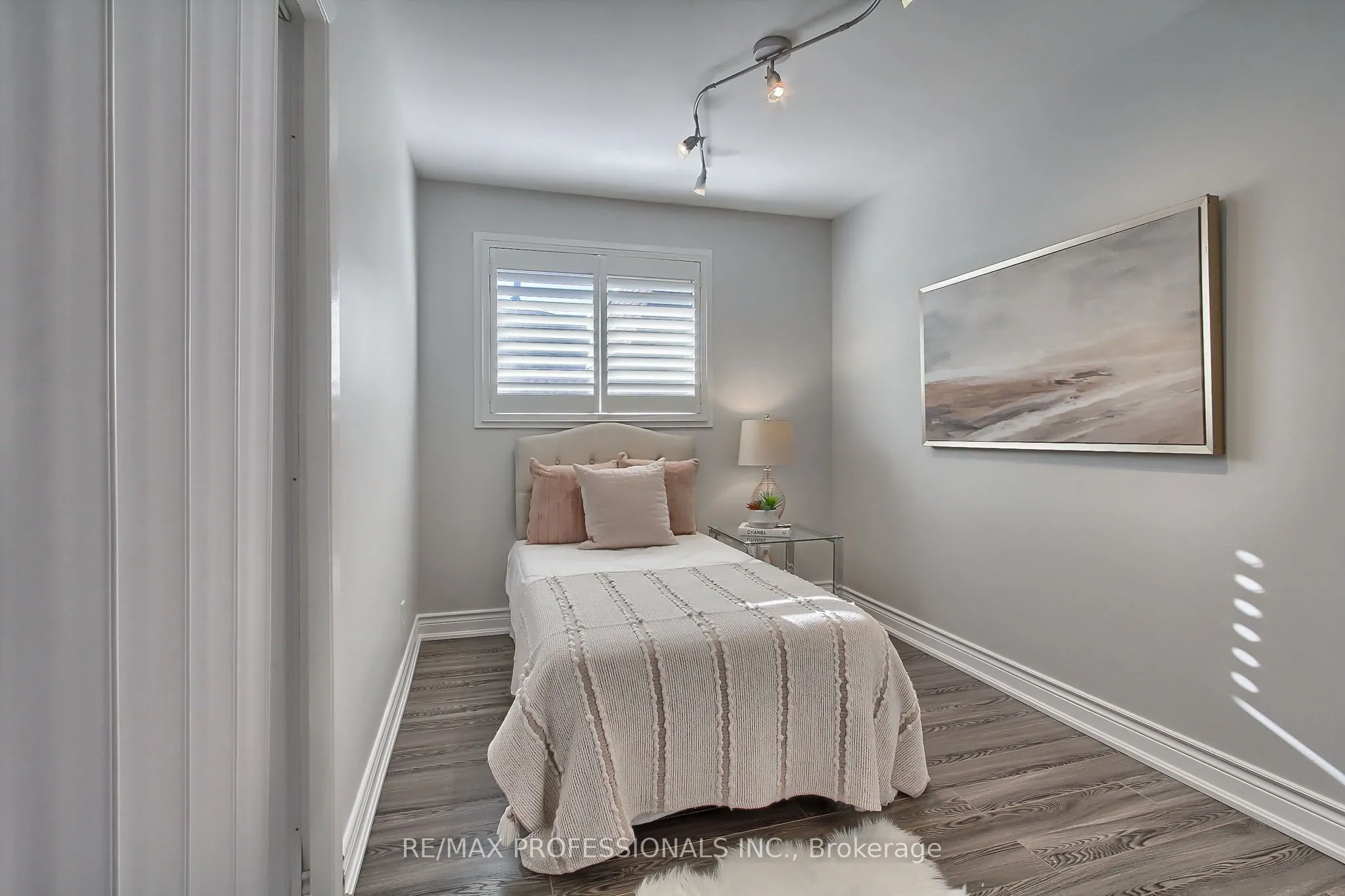 425 CANTERBURY Crescent