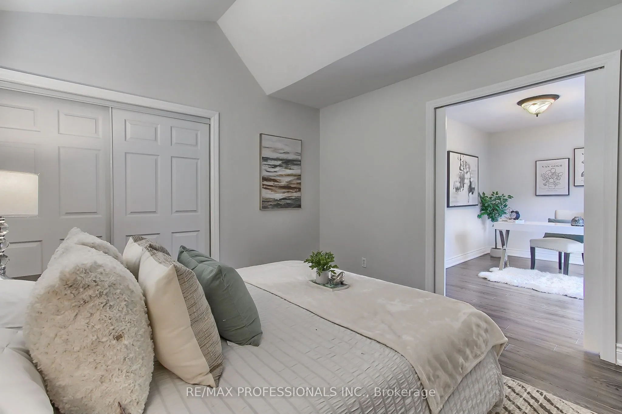 425 CANTERBURY Crescent