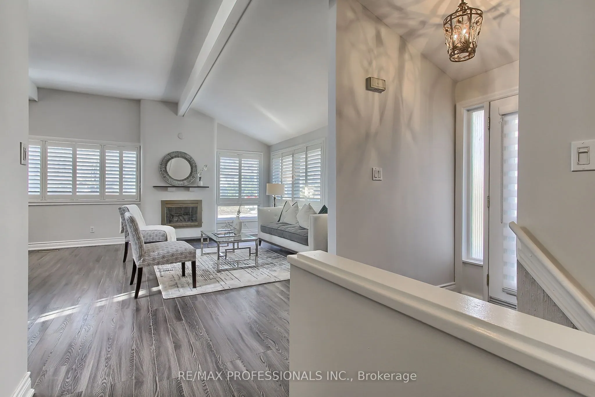 425 CANTERBURY Crescent