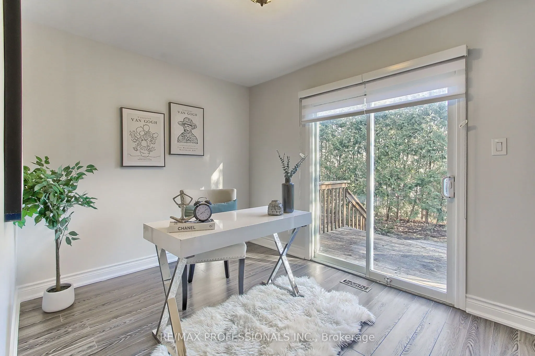425 CANTERBURY Crescent