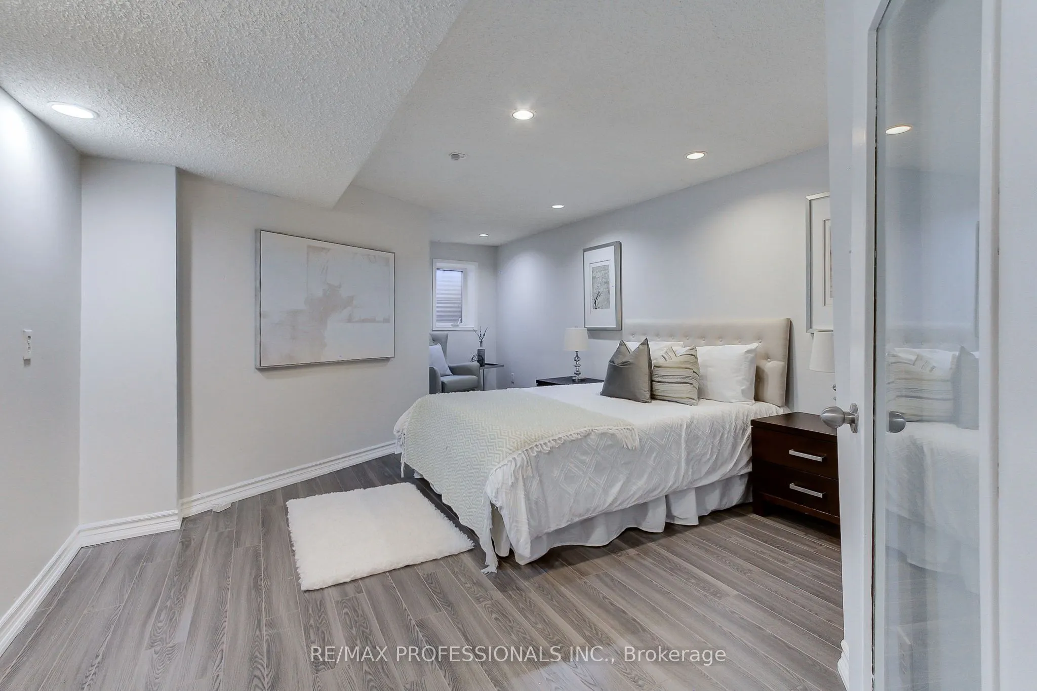 425 CANTERBURY Crescent