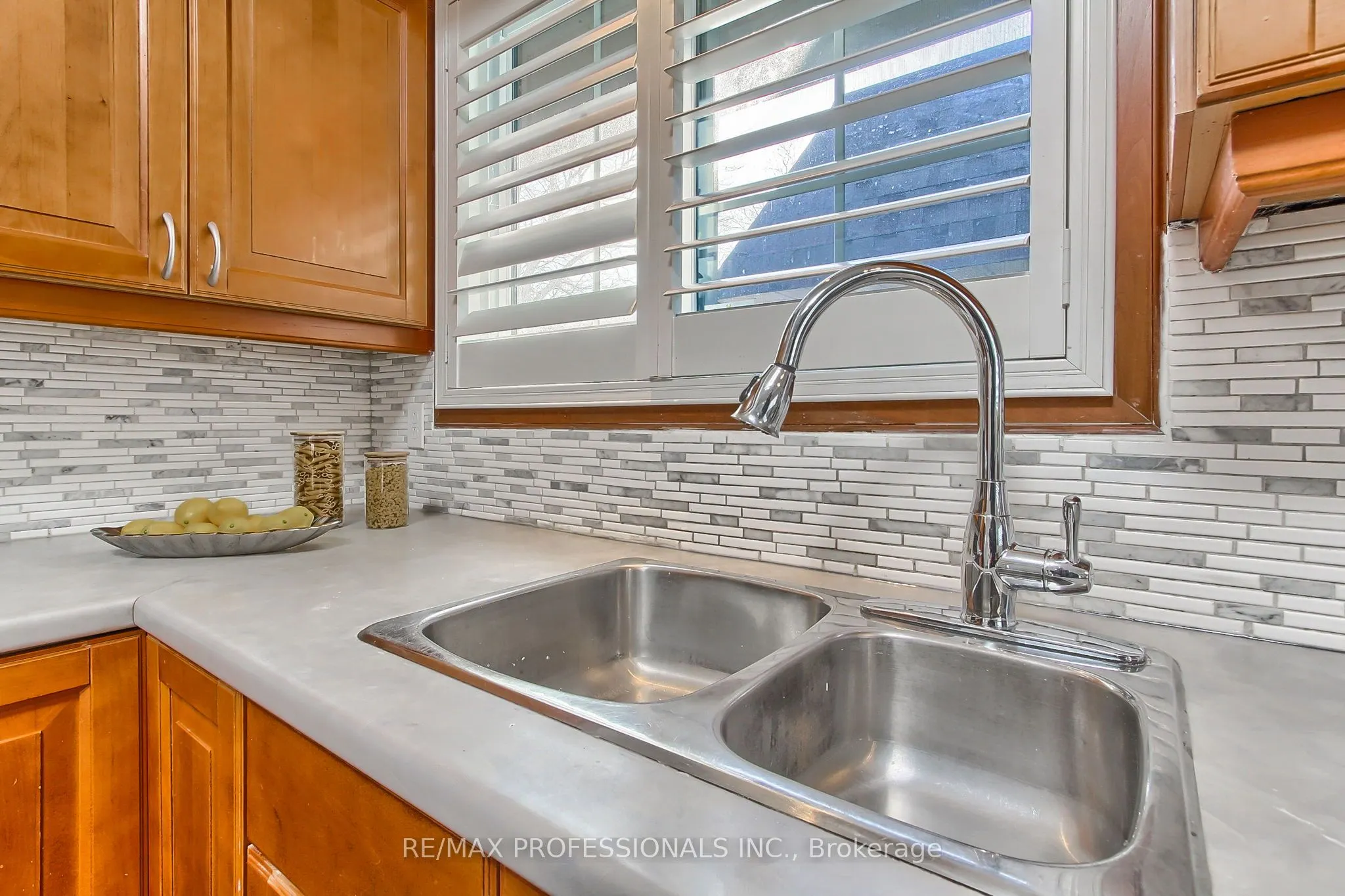 425 CANTERBURY Crescent