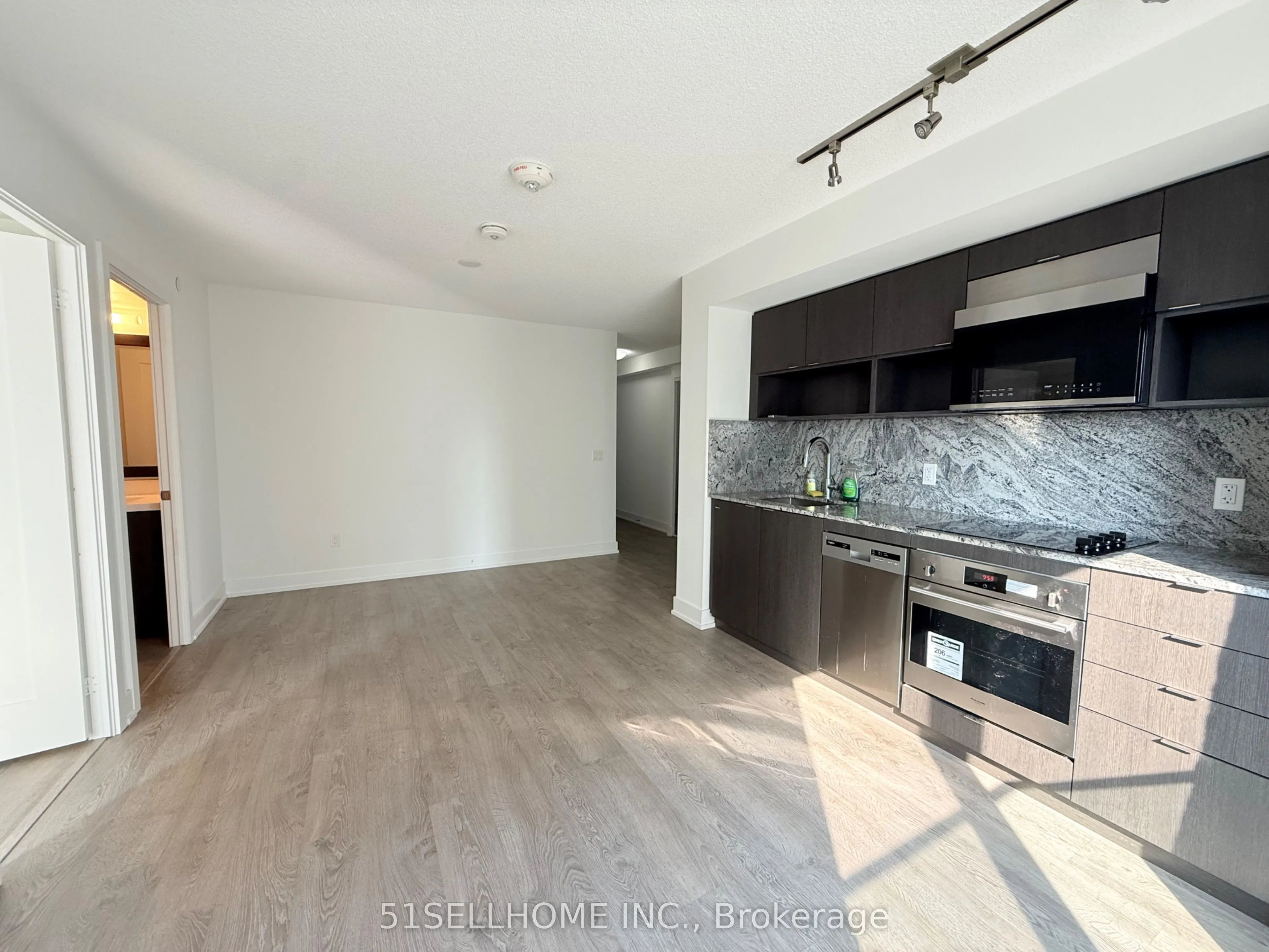 9 Mabelle Avenue, #1826